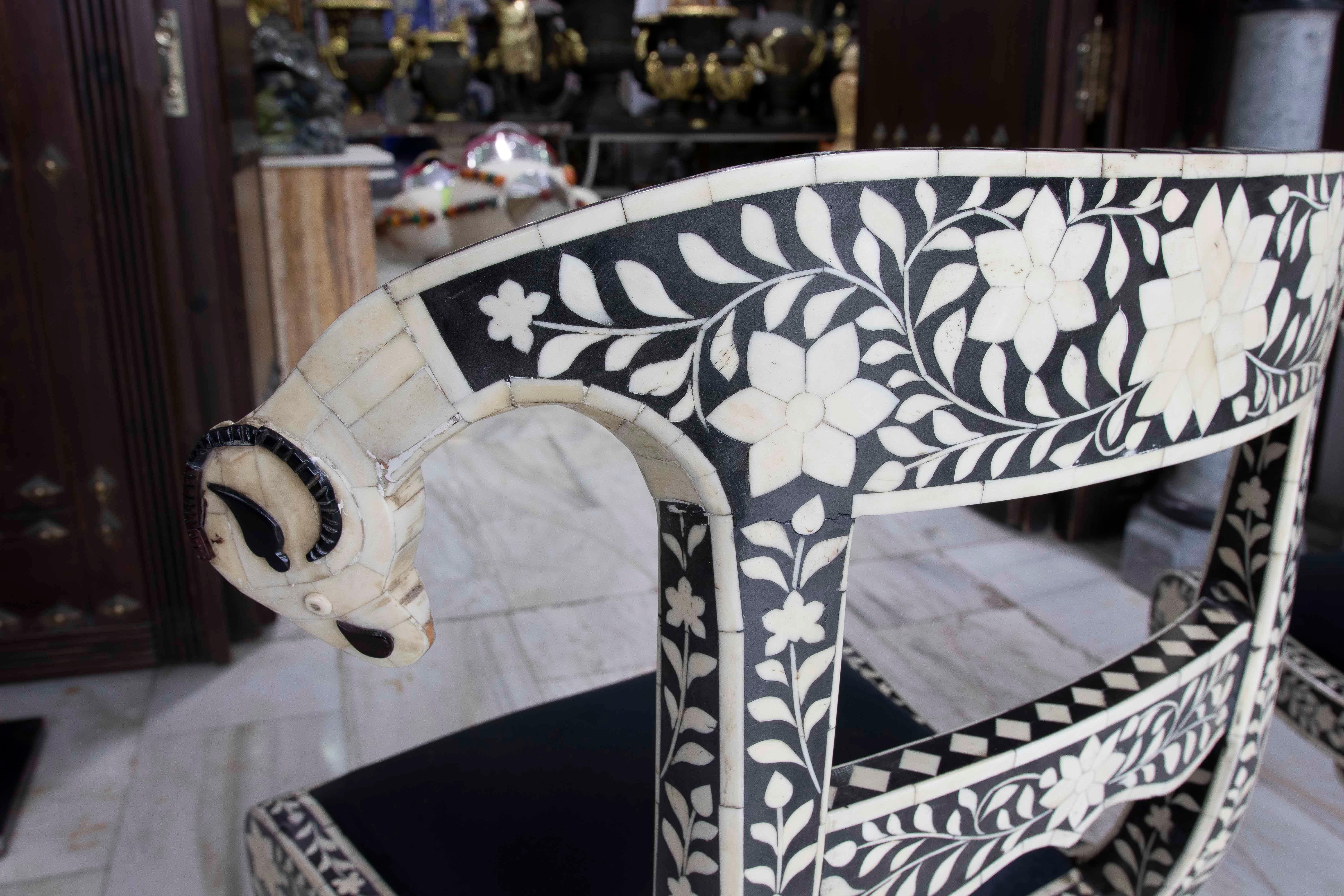 Résine Pareja de Sillas con Incrustaciones Florales en tono negro y blanco en vente