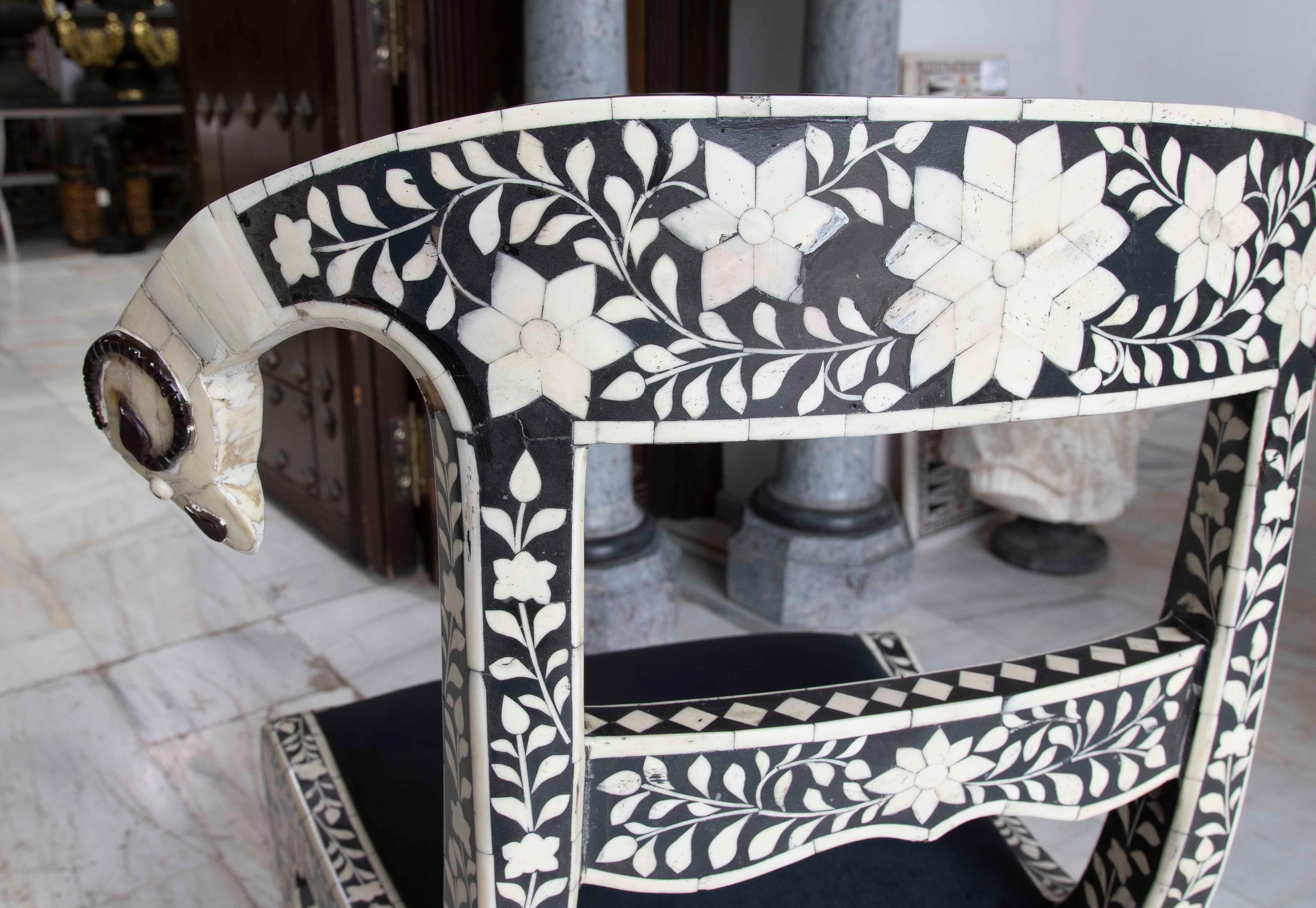 Pareja de Sillas con Incrustaciones Florales en tono negro y blanco en vente 1