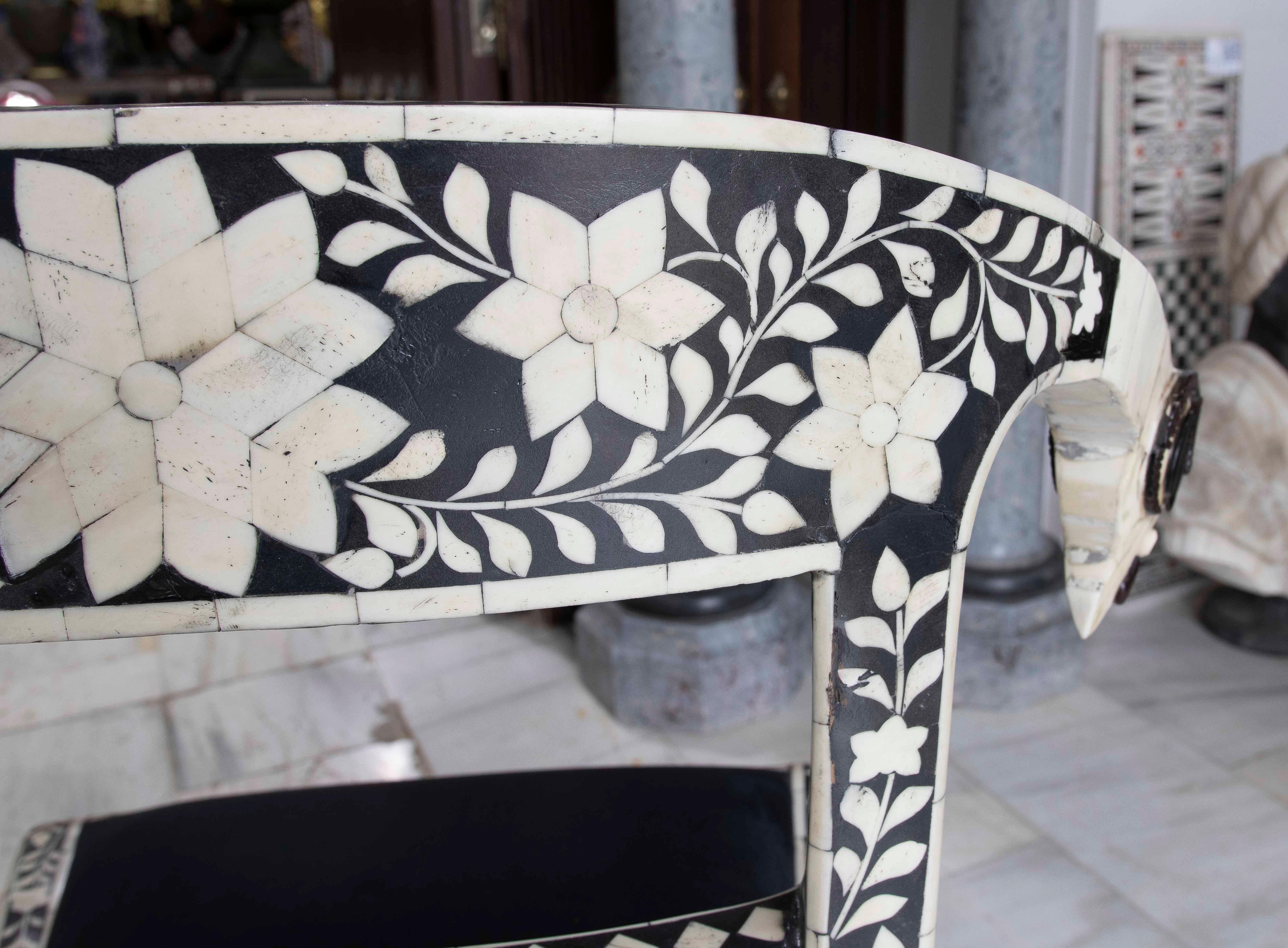 Pareja de Sillas con Incrustaciones Florales en tono negro y blanco en vente 2