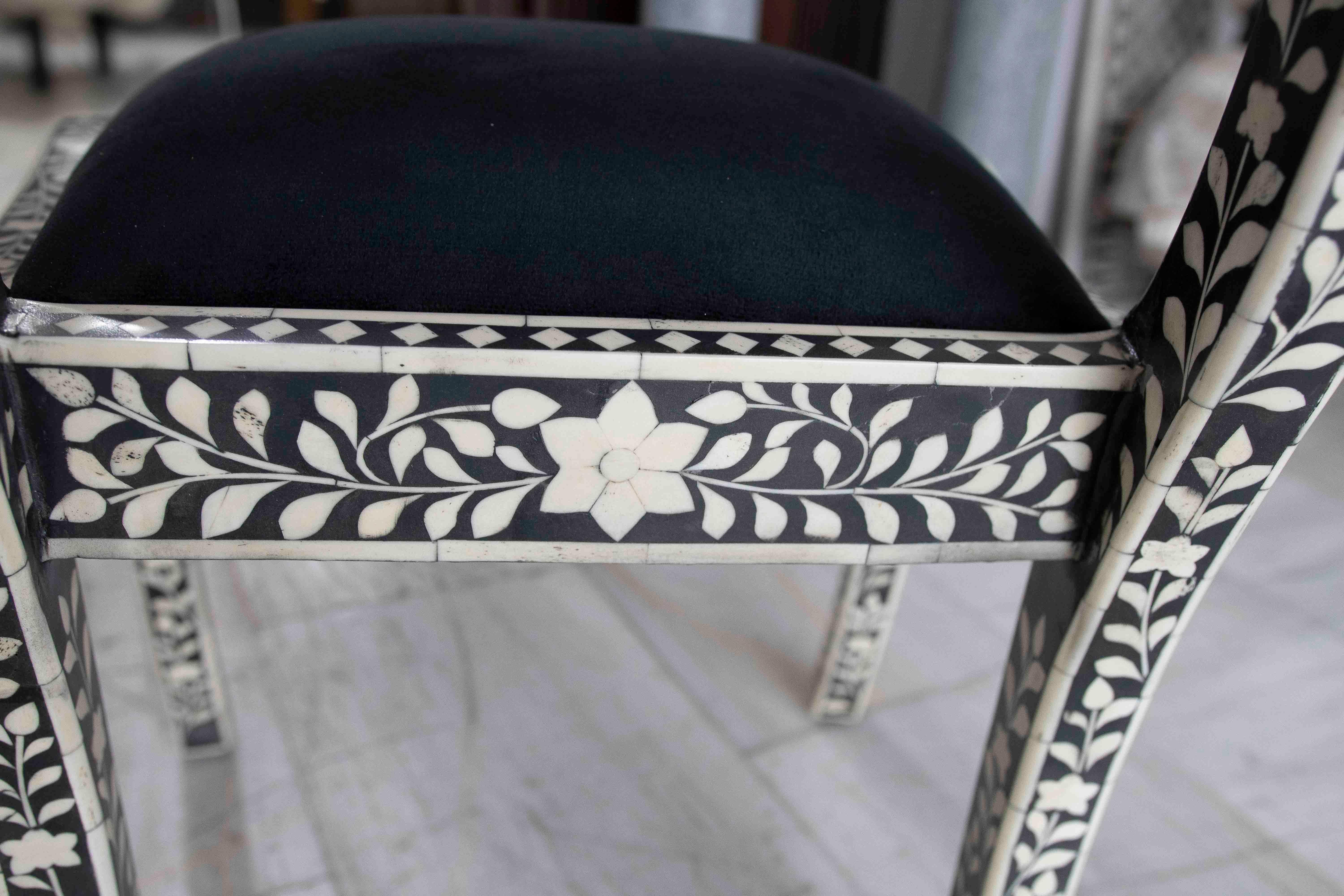 Pareja de Sillas con Incrustaciones Florales en tono negro y blanco en vente 3