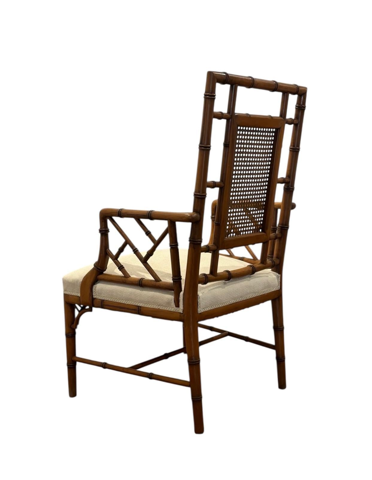 Pareja de sillones de falso bambú Circa 1.900, de estilo Chinoiserie y realizados en madera de roble de falso bambú en color caramelo.