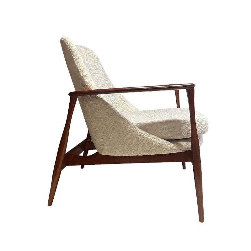 Magnifique et exquise paire de fauteuils des années 50 conçus par Kofrd Larsen. Modèle Elisabeth, entièrement restauré et retapissé en bouclé blanc de qualité.