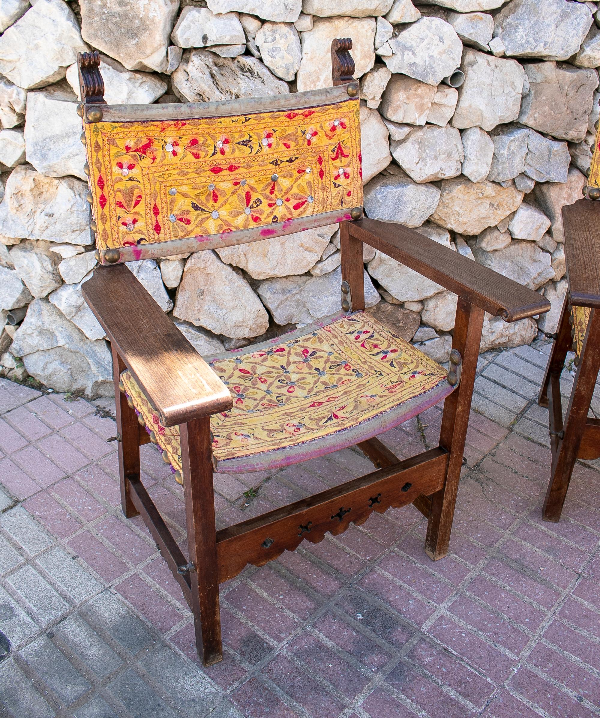 Pareja de sillones fraileros del S XVIII con tapicería posterior antigua. España.