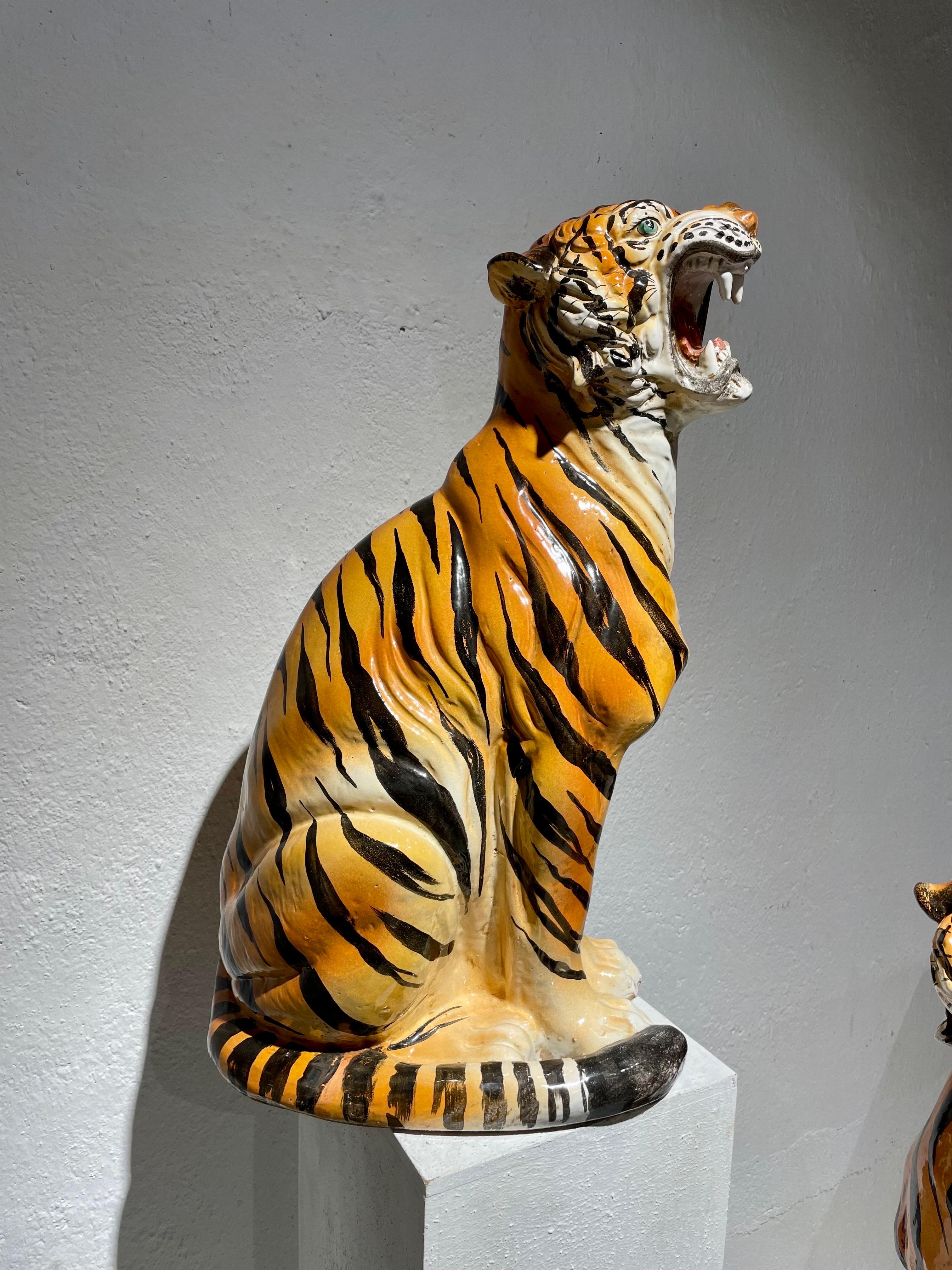 Peint Pareja de tigres años 70 en cerámica esmaltada y pintada a mano  en vente