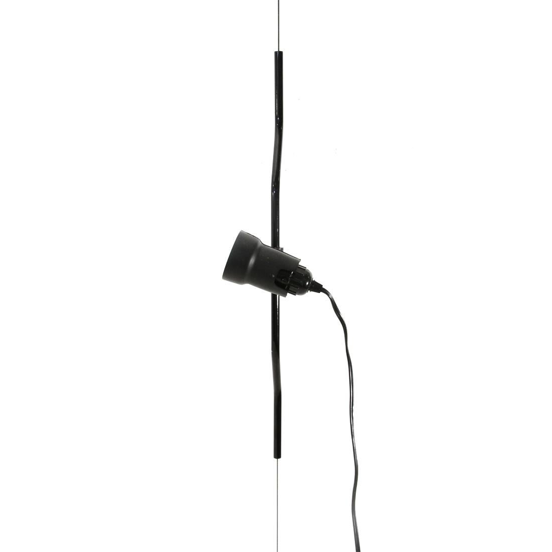Suspension lamp produced by Flos and designed by Achille Castiglioni in the 1970s.
Steel cable held in tension by a weight covered in black rubber.
Height-adjustable curved black painted steel tubing.
Light body in black plastic,
