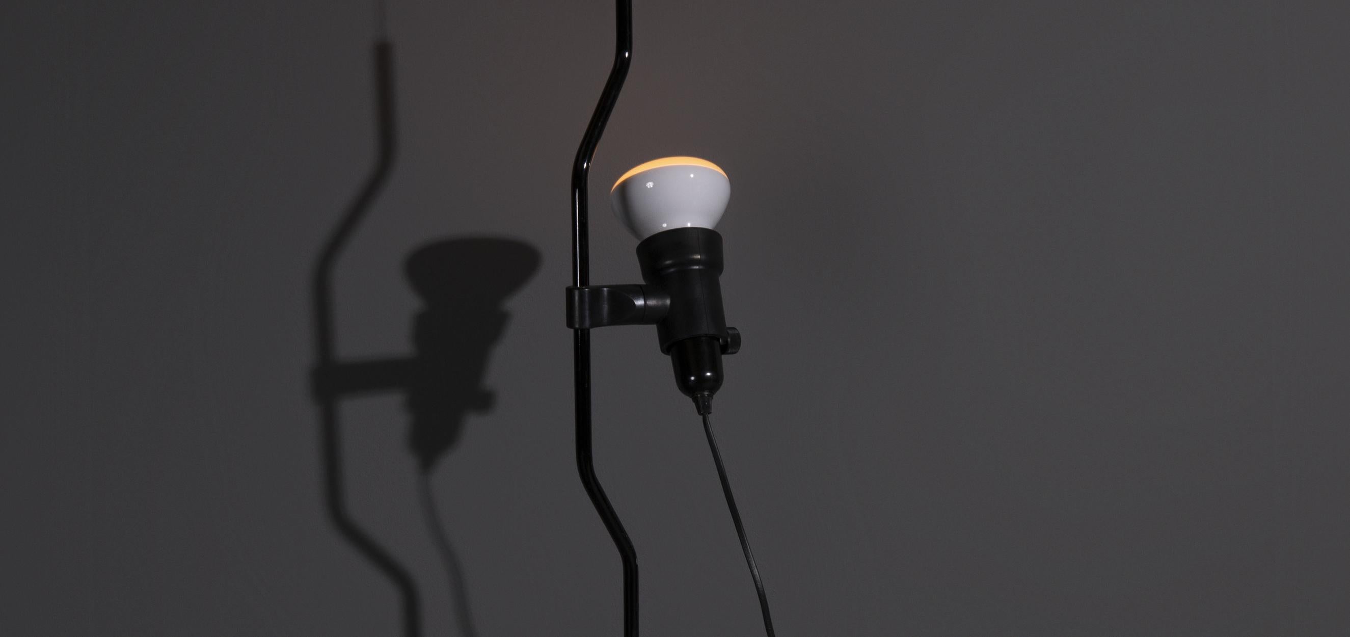 Lampe suspendue Parentesi conçue par Achille Castiglioni et Pio Manzù dans les années 1970. Cette lampe suspendue est produite par Flos, un célèbre producteur de design italien. Ce modèle est réglable en hauteur et reste à la hauteur souhaitée grâce