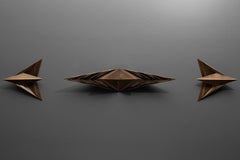 Lámpara Parenthetical, bronce envejecido, apliques escultóricos, de Force/Collide