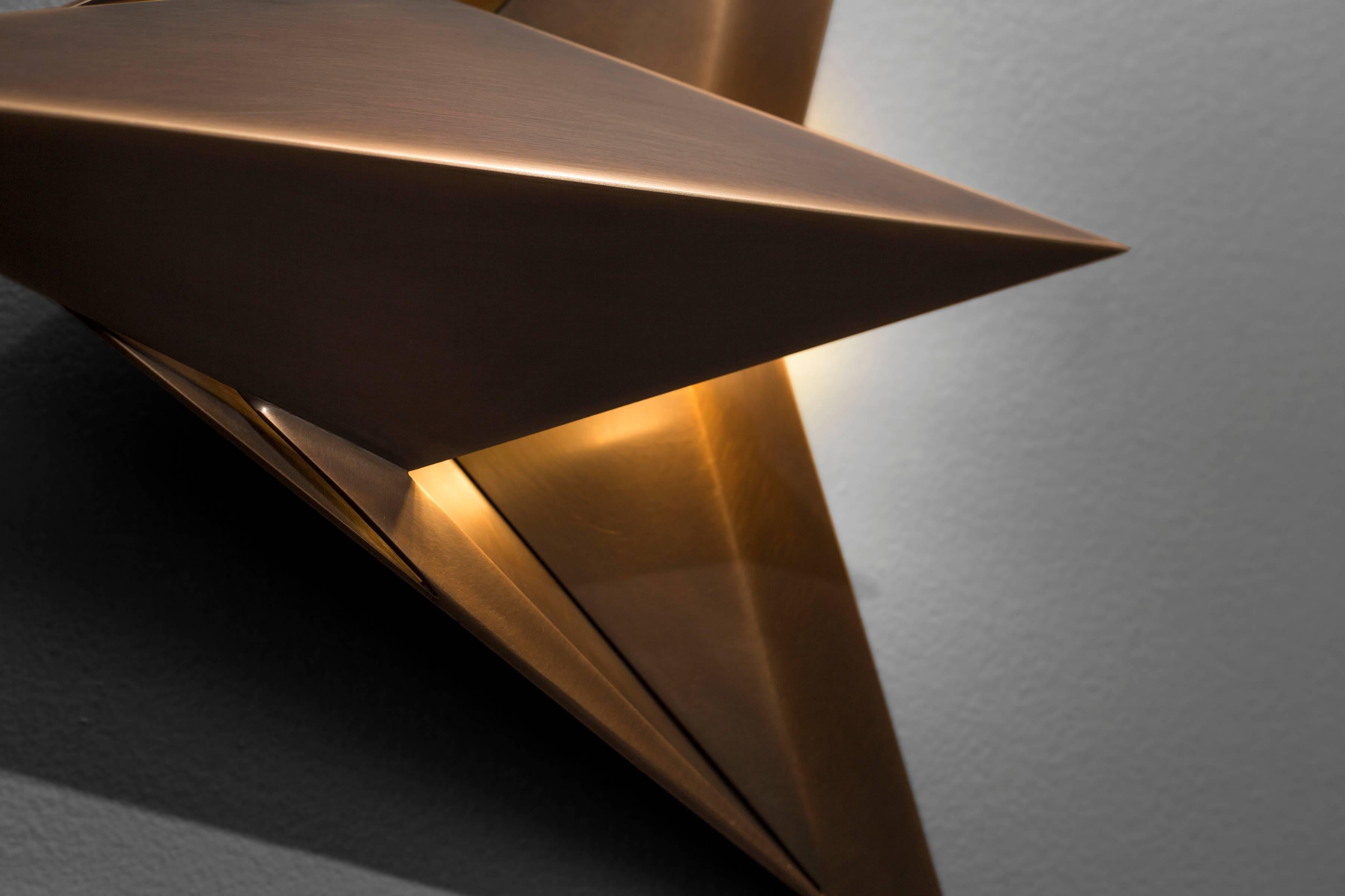 Parenthetische Leuchte, gealterte Bronze, skulpturale Wandleuchten, von Force/Collide im Zustand „Neu“ im Angebot in Seattle, WA