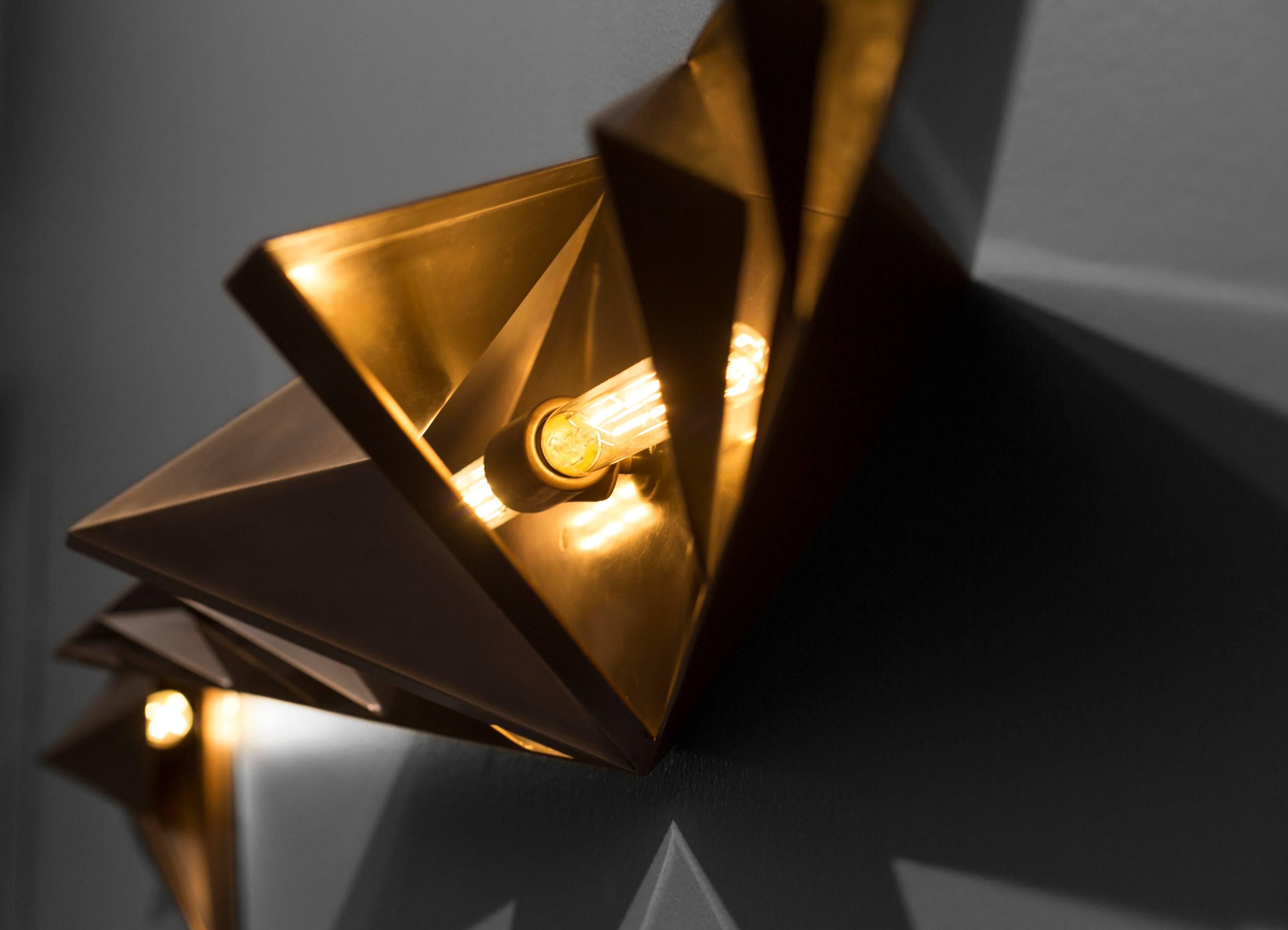 Parenthetische Leuchte, gealterte Bronze, skulpturale Wandleuchten, von Force/Collide im Angebot 2