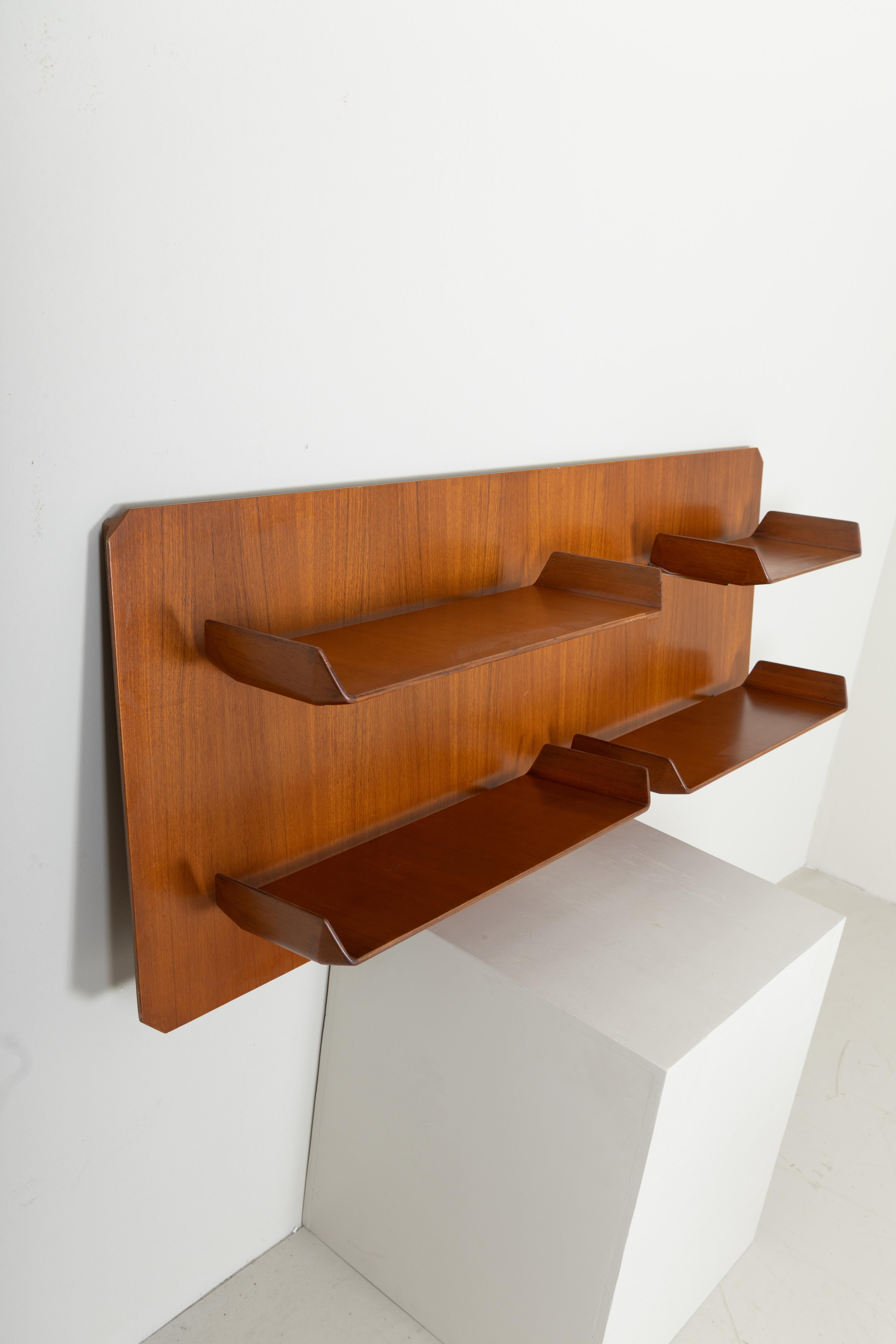 Parete attrezzata attribuibile a Gio Ponti, anni ’50.
Realizzata in legno, mensole con dettagli raffinati in ottone e soluzioni funzionali tipiche del design italiano del dopoguerra. 
Provenienza: Italia. Oggetto originale dell’epoca, in buone