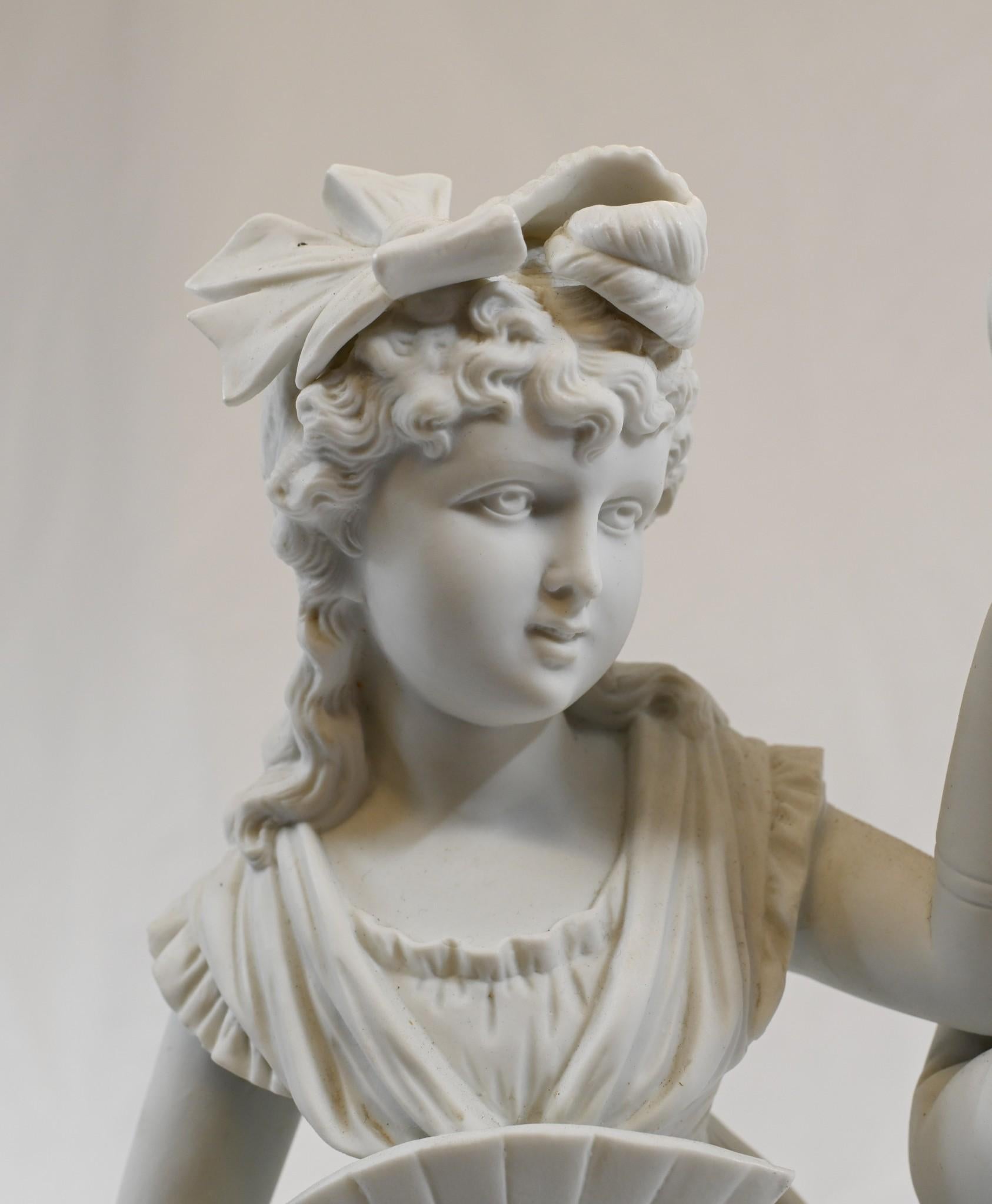 Paire de jeunes amoureux français habillés au XVIIIe siècle dans des biscuits en porcelaine de Copeland
Statue de collection d'un peu moins d'un mètre de haut.
Le parian est fabriqué en porcelaine biscuitée. Avec sa couleur blanche, le matériau