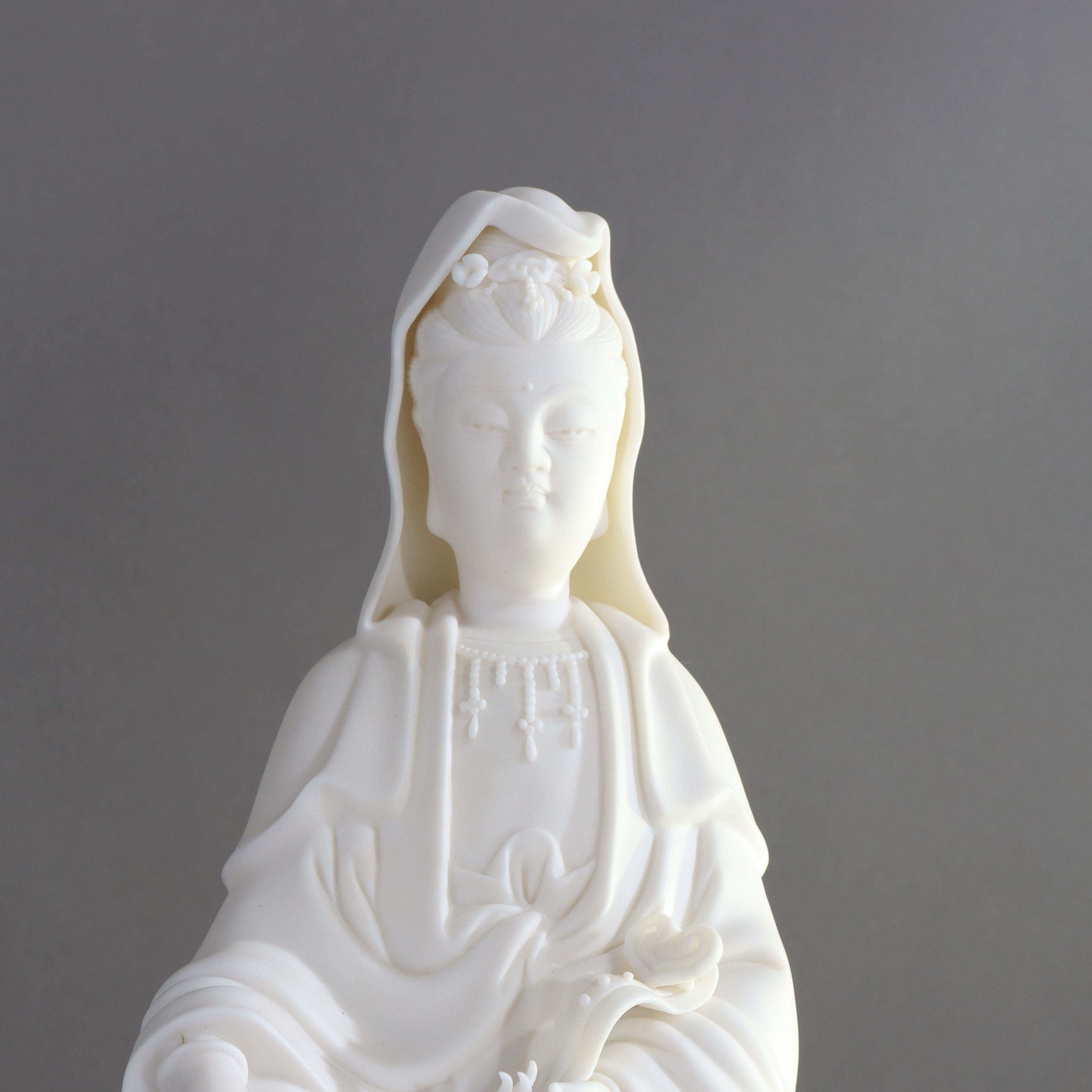 Parian Bisque Porzellan Kwan Yin Figur mit Drachen 20.    
Maße - 16,75 