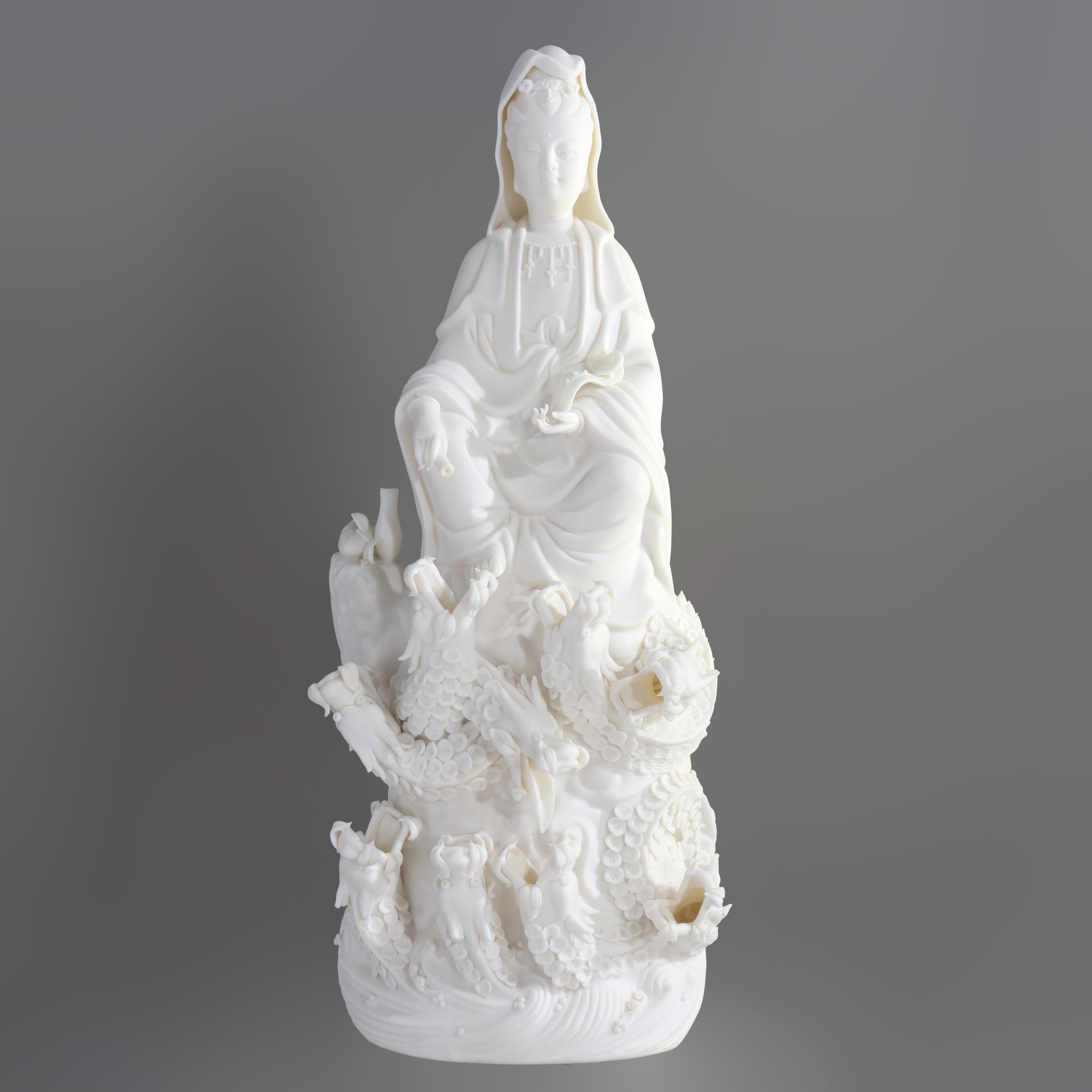 Parian Biskuitporzellan Kwan Yin Figur mit Drachen 20.Jh. (20. Jahrhundert) im Angebot
