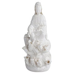 Figure en porcelaine de Parian Bisque Kwan Yin avec dragons 20e siècle