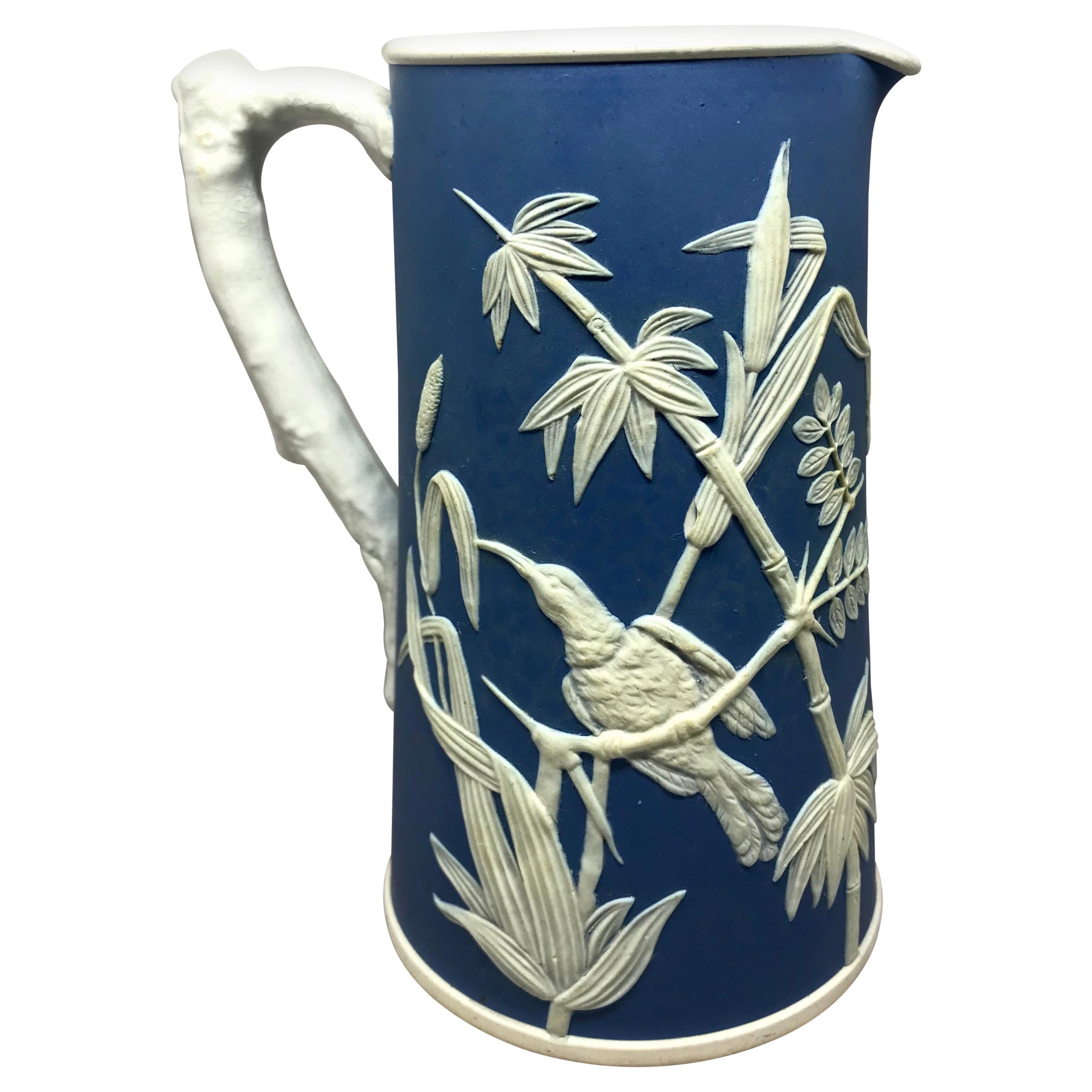 Jarra colibrí de jaspe de Parián. Vibrante jarra pariana vintage azul y blanca con colibríes entre follaje. Inglaterra, hacia 1930
Dimensiones: 4,63