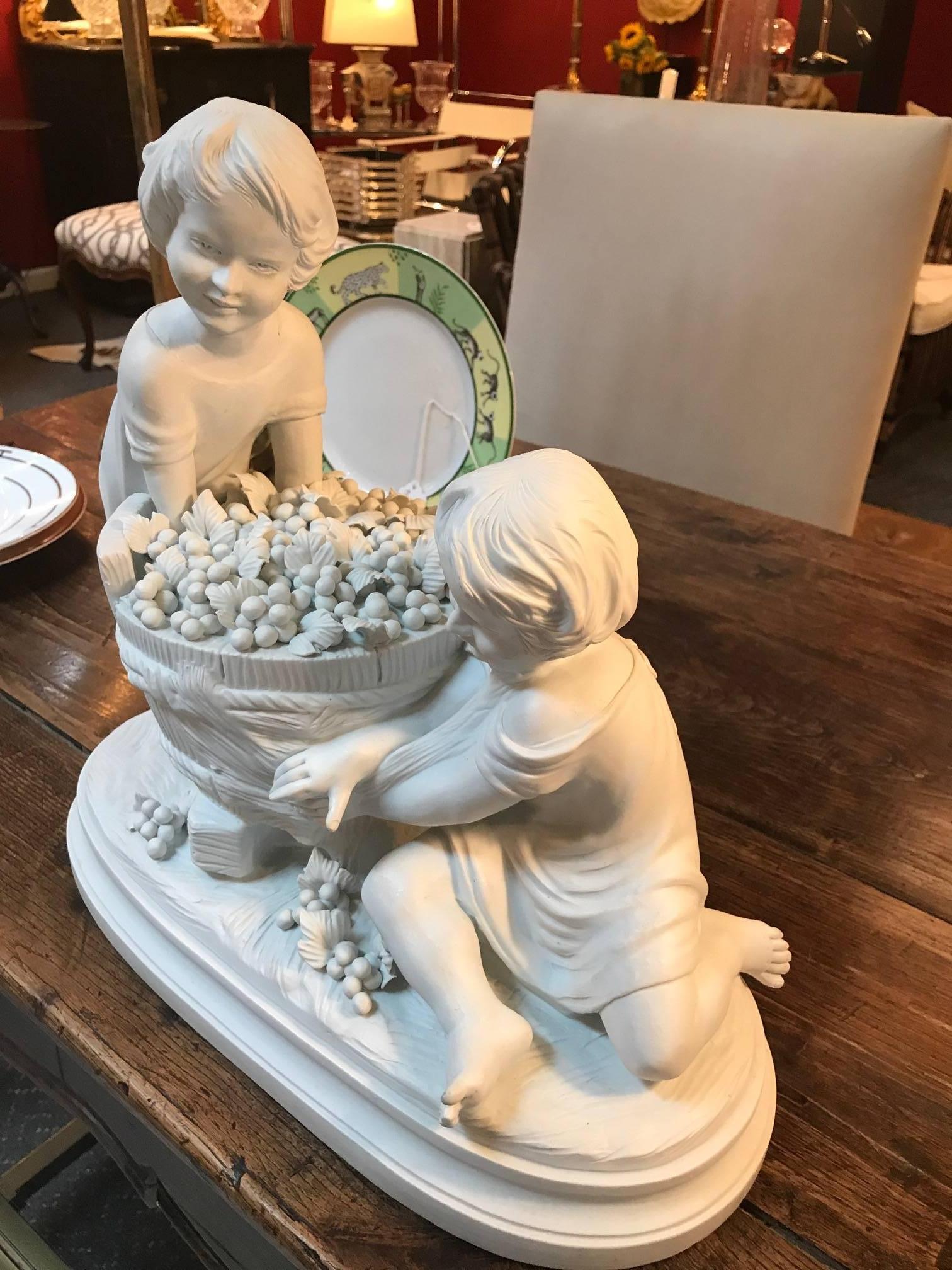 Francese Scultura in porcellana parigina raffigurante bambini che preparano il vino in vendita