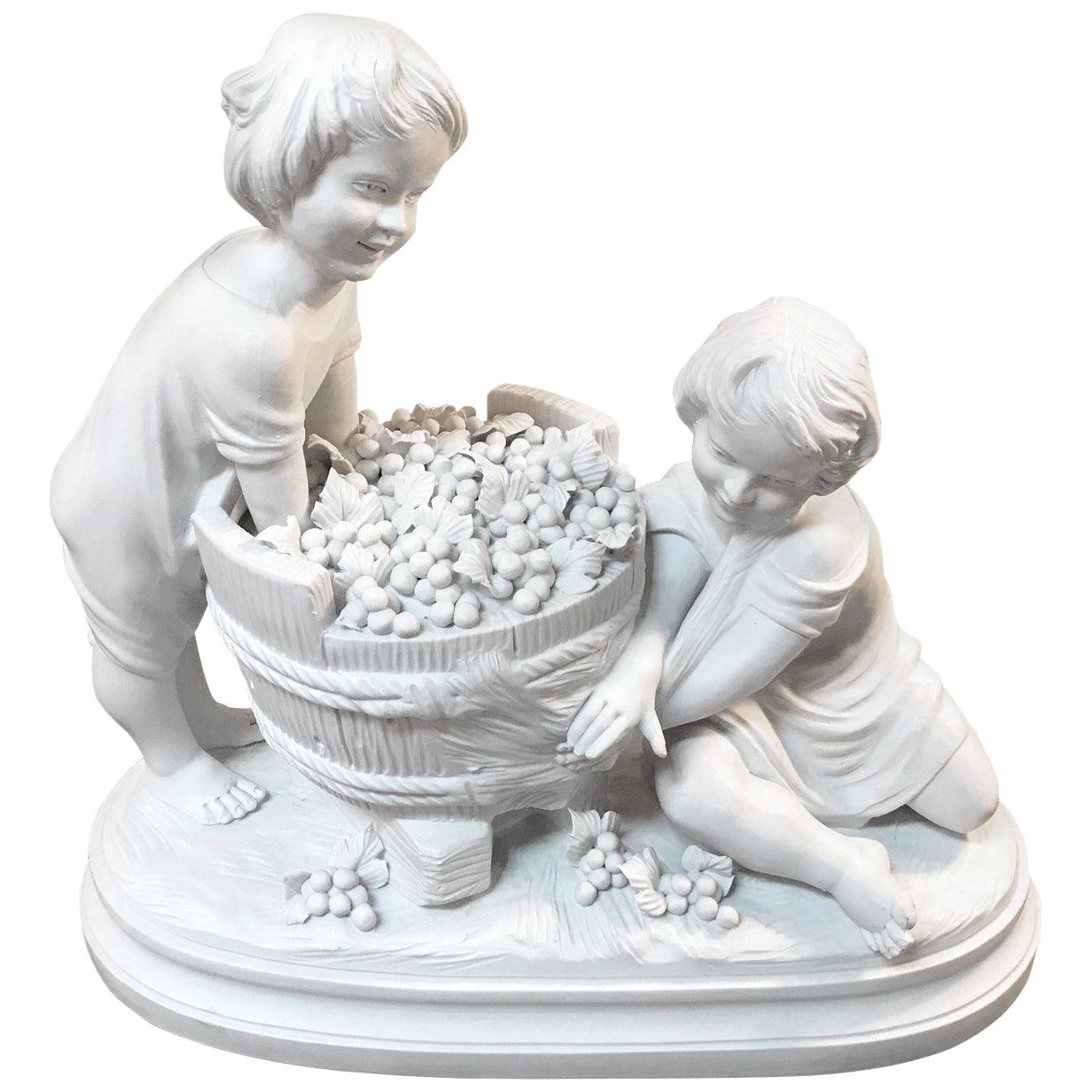 Sculpture en porcelaine de Parienne représentant des enfants fabriquant du vin