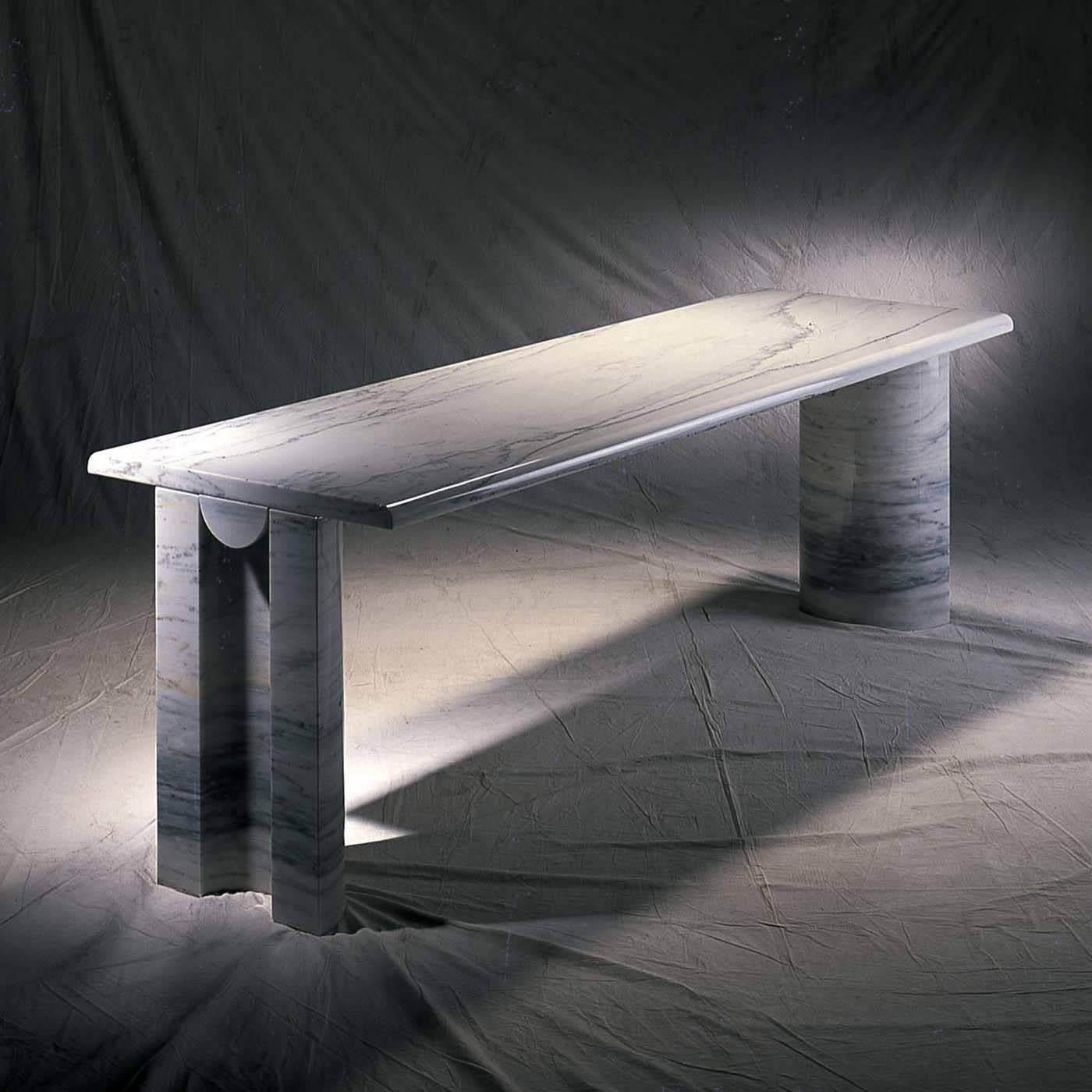 Solid units, Classic lines and the impeccable elegance are the features of this exclusive table that reflect a timeless style. The marble is showcased in all its glory by the simple and open frame composed of a long, rectangular top supported by two