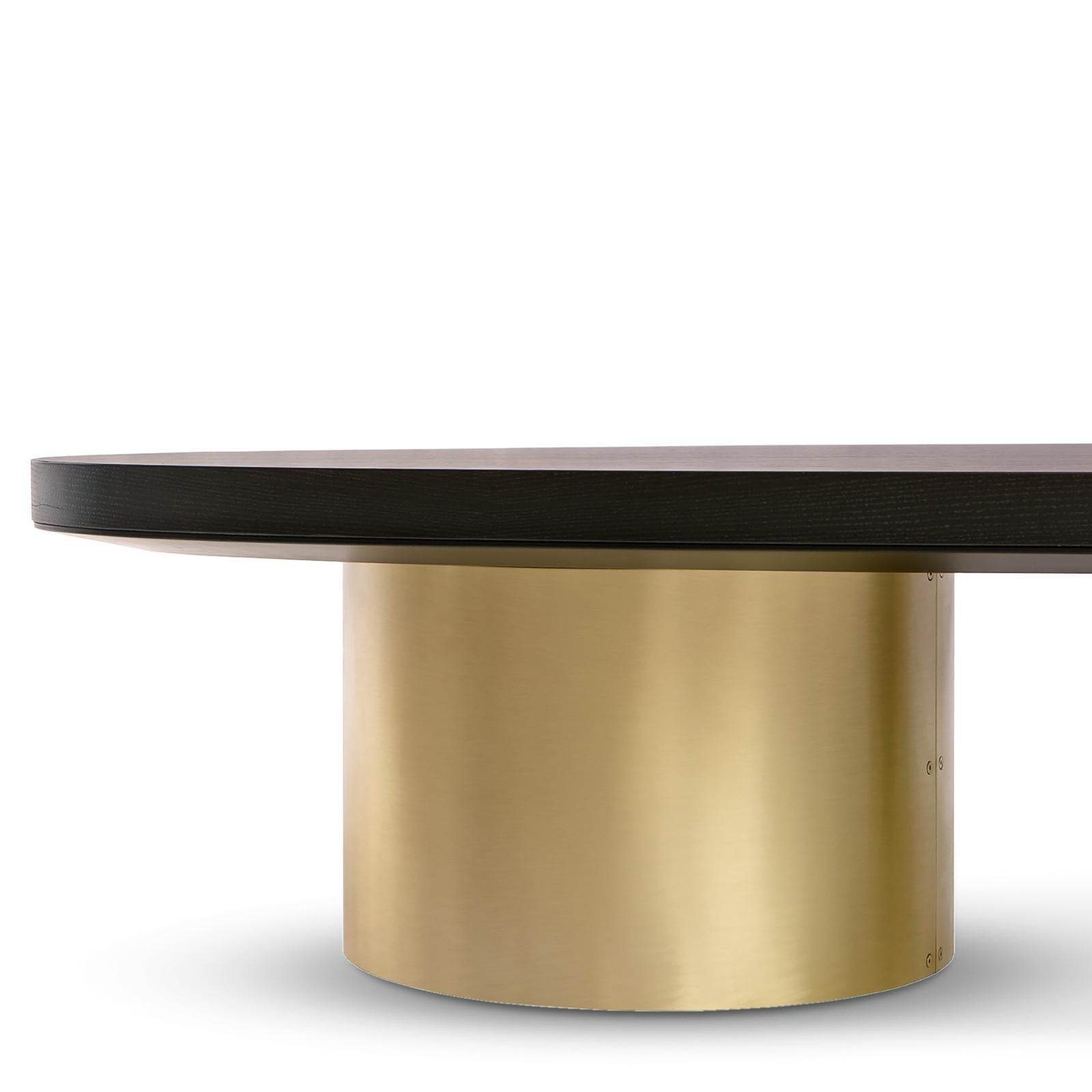 This coffee table will imbue any living room, lounge or office with mesmerizing sophistication. A combination of elegant hues, it features an oval top made of multilayered ash wood with a matte black lacquered finish. Composed of two robust,