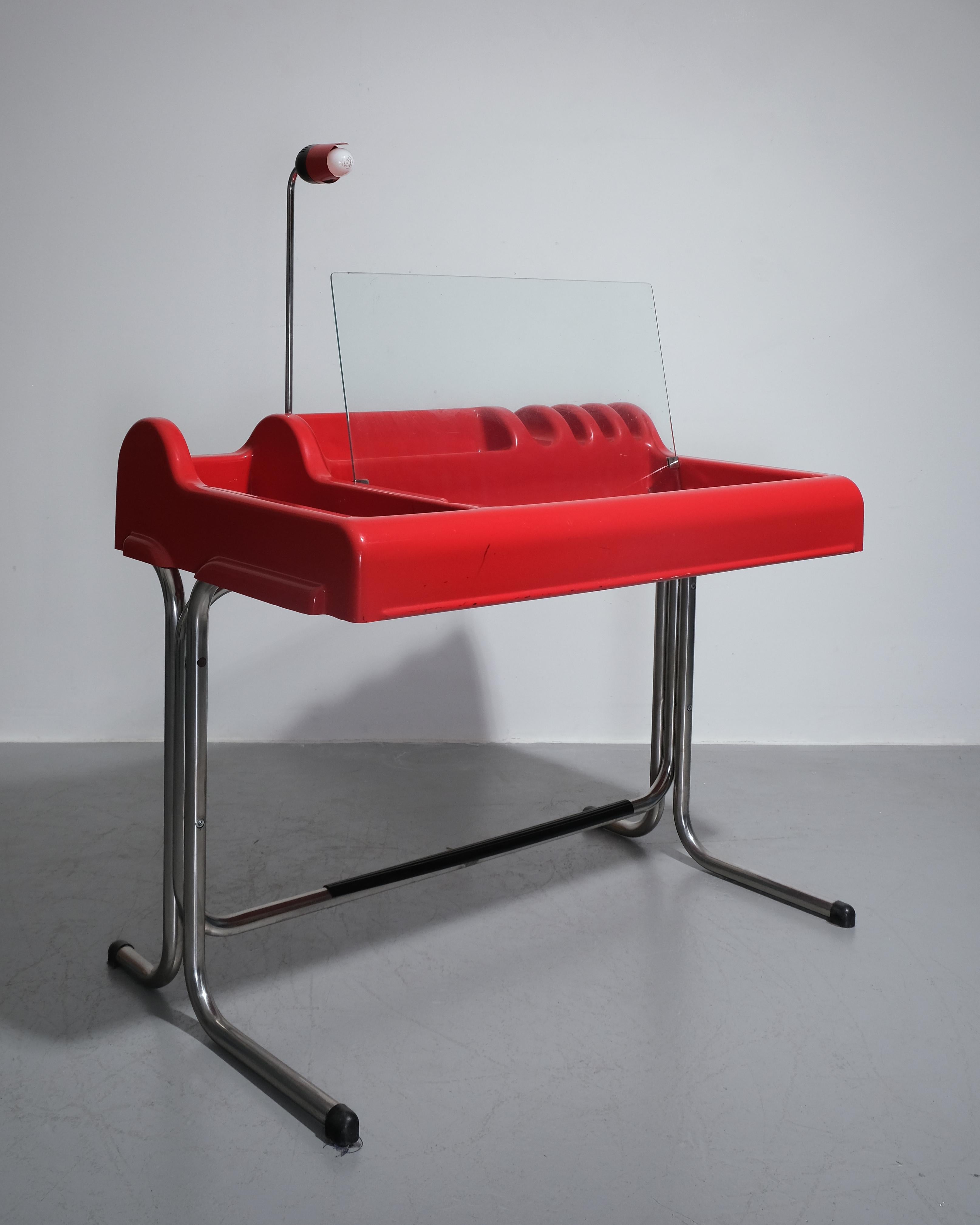 Mid-Century Modern Parigi and Prina for Molteni Orix desk with integrated lamp , red c.1970s For Sale