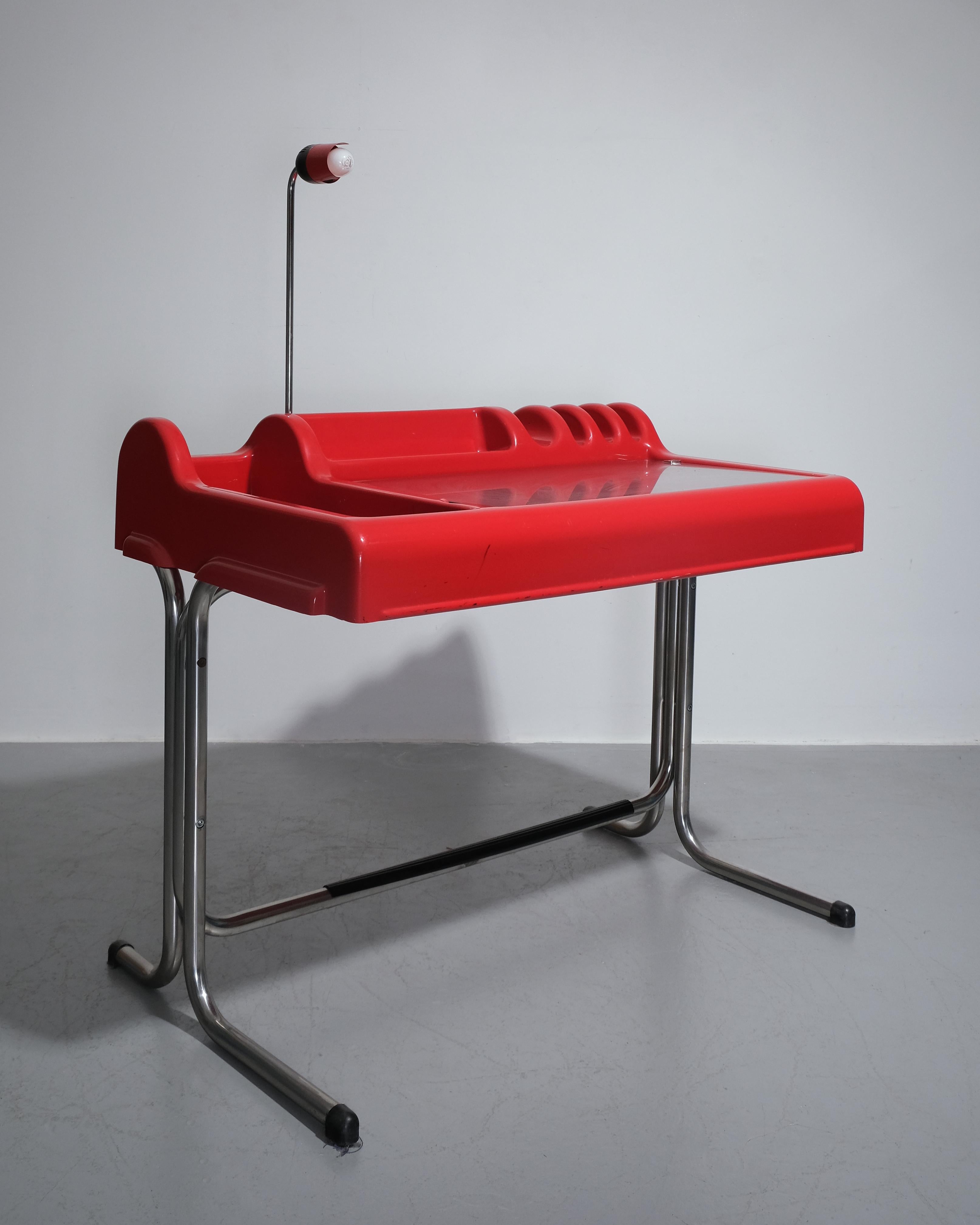Parigi and Prina for Molteni Orix desk with integrated lamp , red c.1970s In Excellent Condition For Sale In London, GB