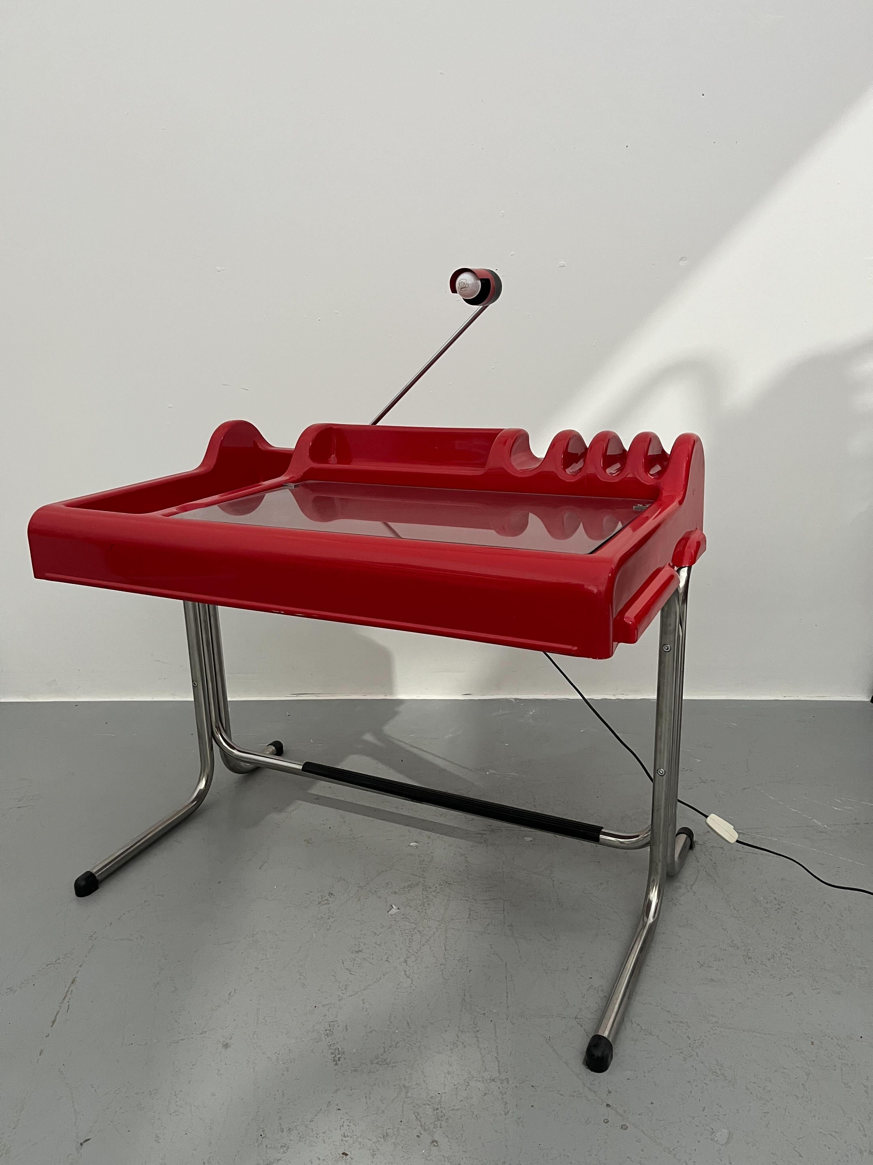 Parigi und Prina für Molteni Orix Schreibtisch mit integrierter Lampe , rot ca.1970er (Ende des 20. Jahrhunderts) im Angebot