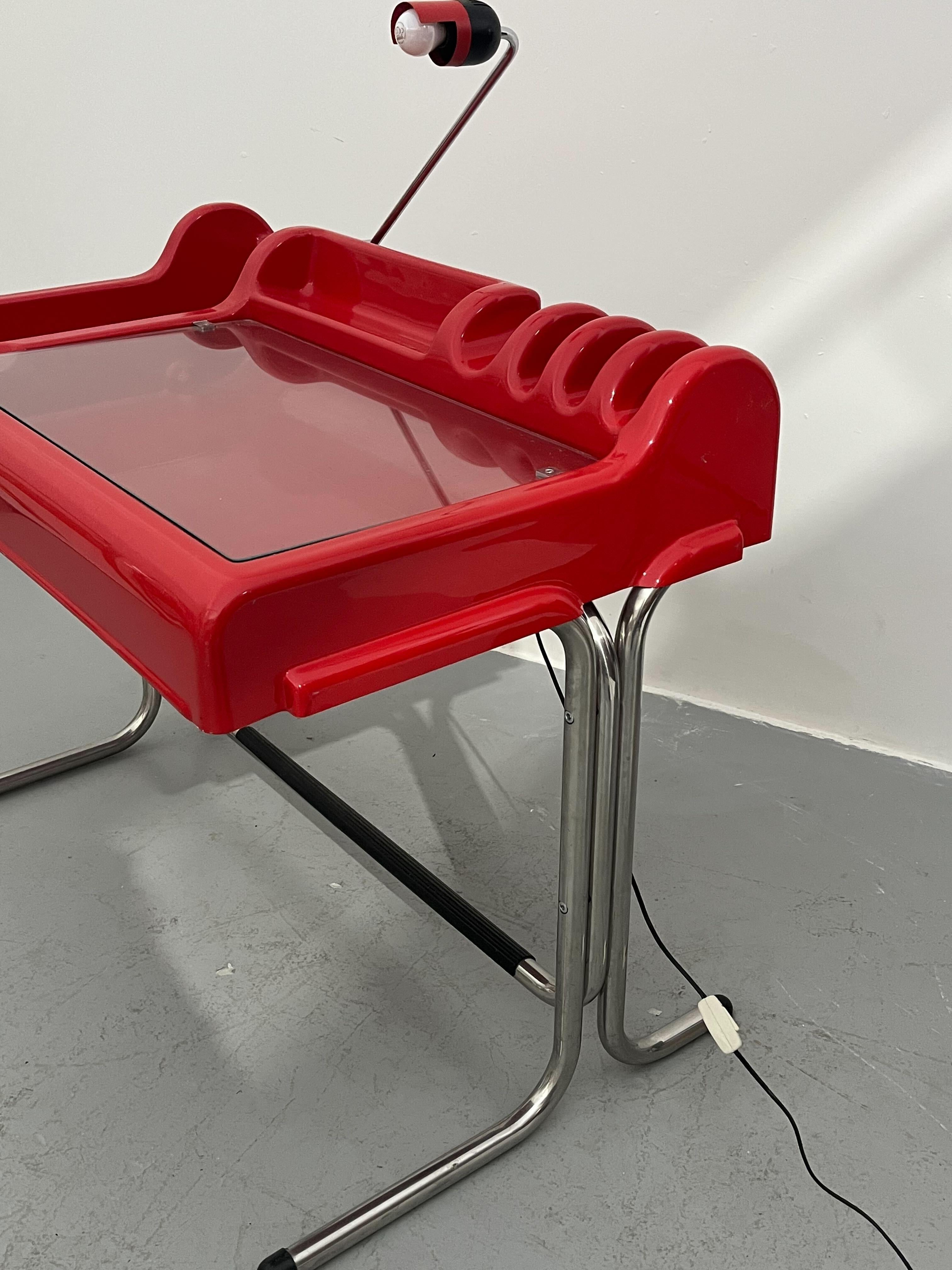 Parigi und Prina für Molteni Orix Schreibtisch mit integrierter Lampe , rot ca.1970er im Angebot 1