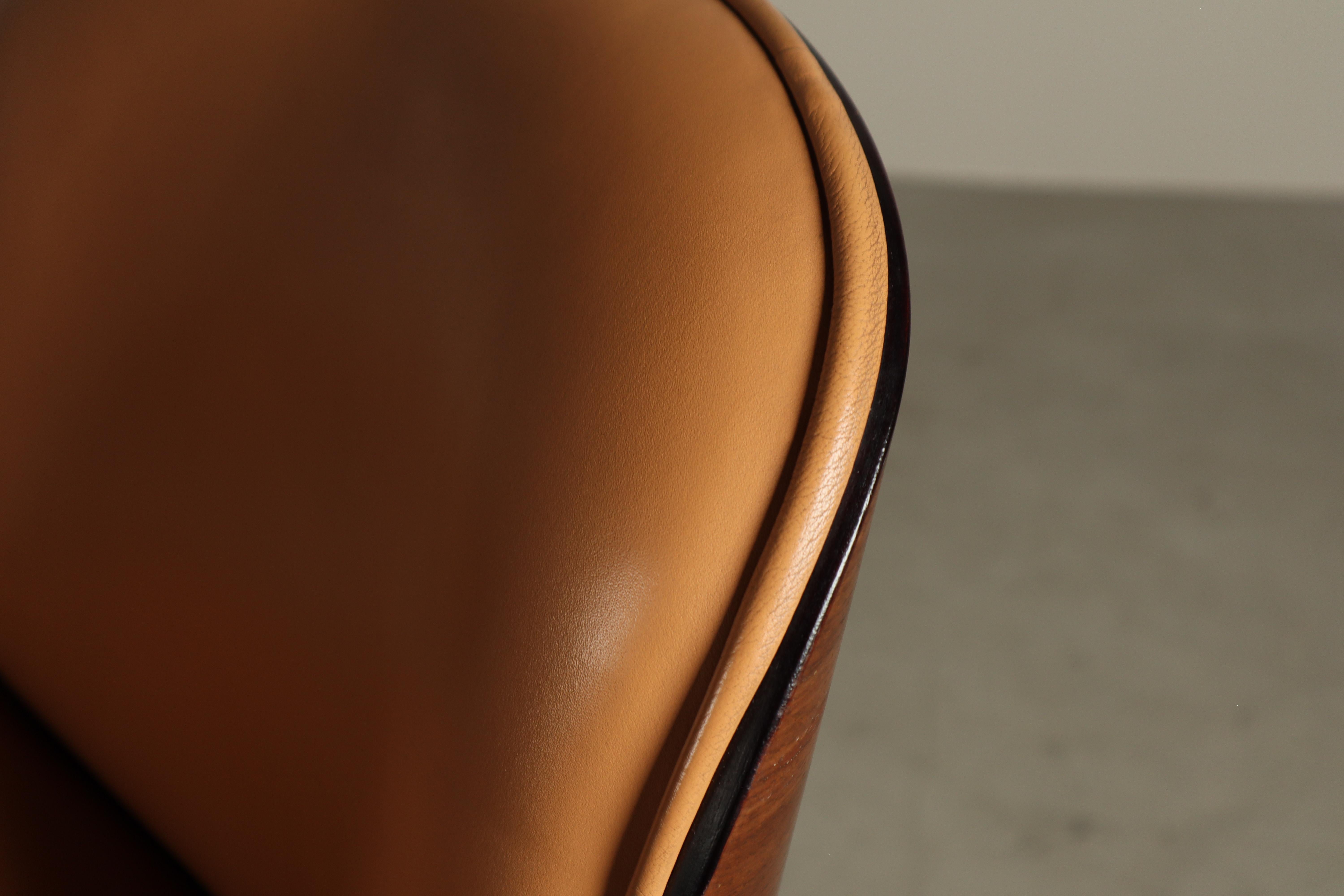 Ein Paar elegante Bürostühle, entworfen von Ennio Fazioli für MIM Roma in den frühen 1960er Jahren.
Als Teil der MIM-Büroserie für leitende Angestellte verbinden diese armlosen Versionen raffinierte modernistische Proportionen mit hervorragender