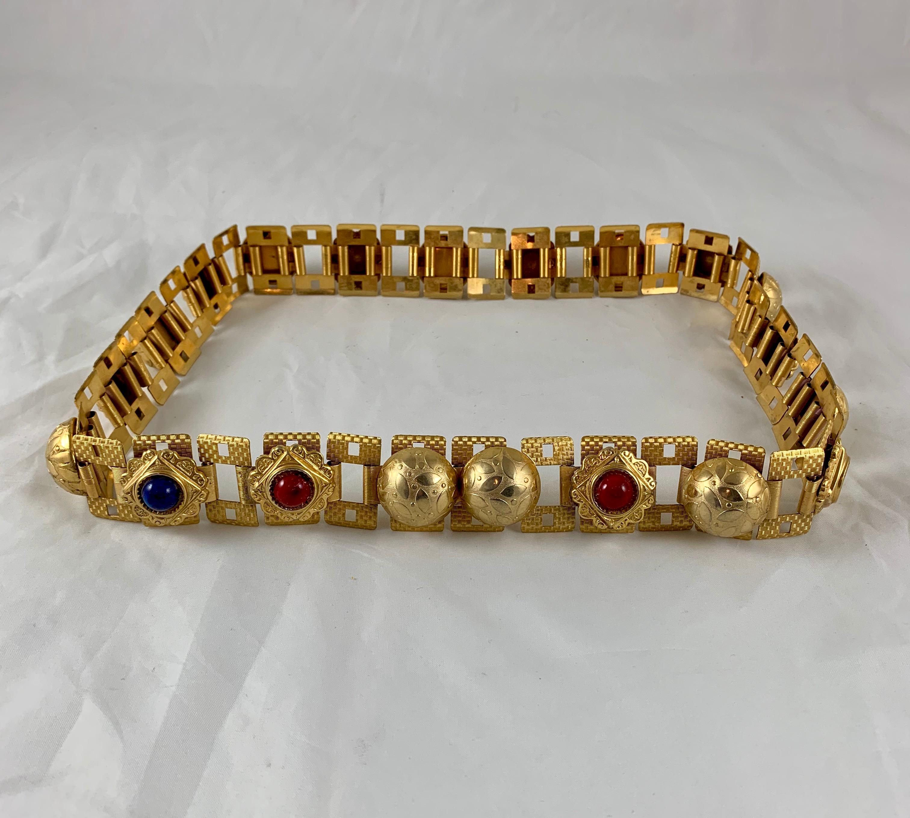 Handgefertigter Gürtel aus goldfarbenem Metall und Bakelit mit Juwelen aus den 1960er Jahren (Appliqué) im Angebot