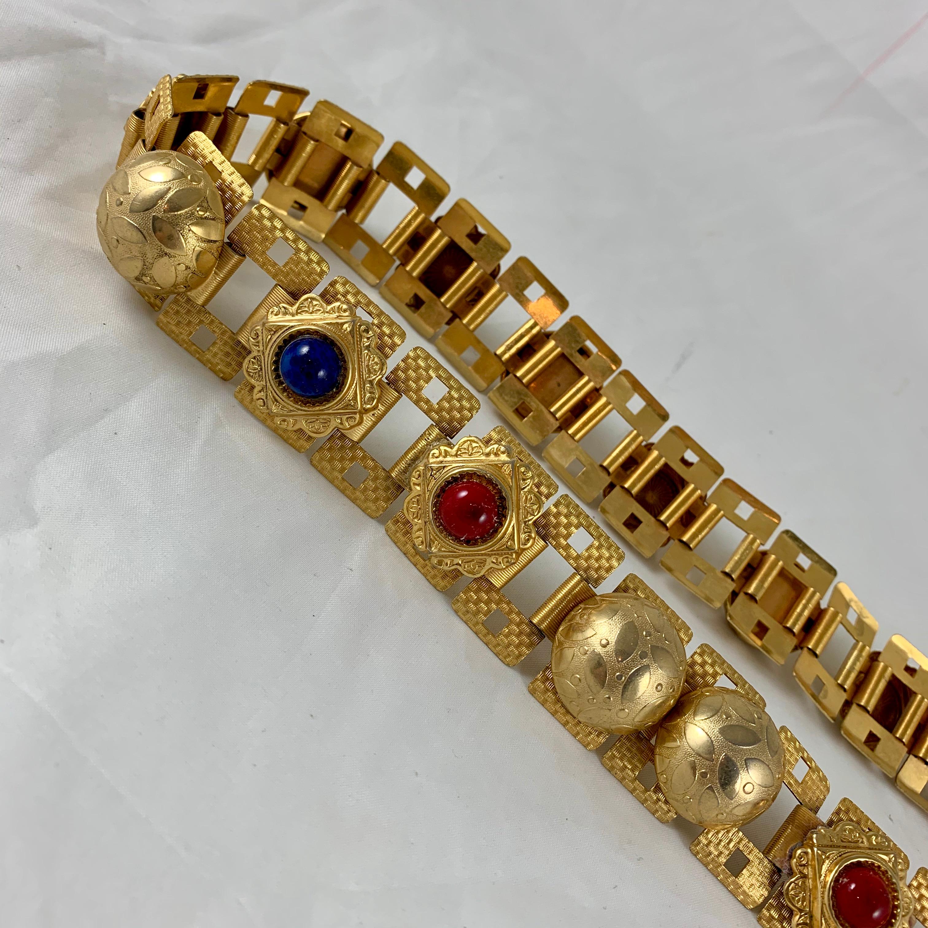 Handgefertigter Gürtel aus goldfarbenem Metall und Bakelit mit Juwelen aus den 1960er Jahren im Angebot 1