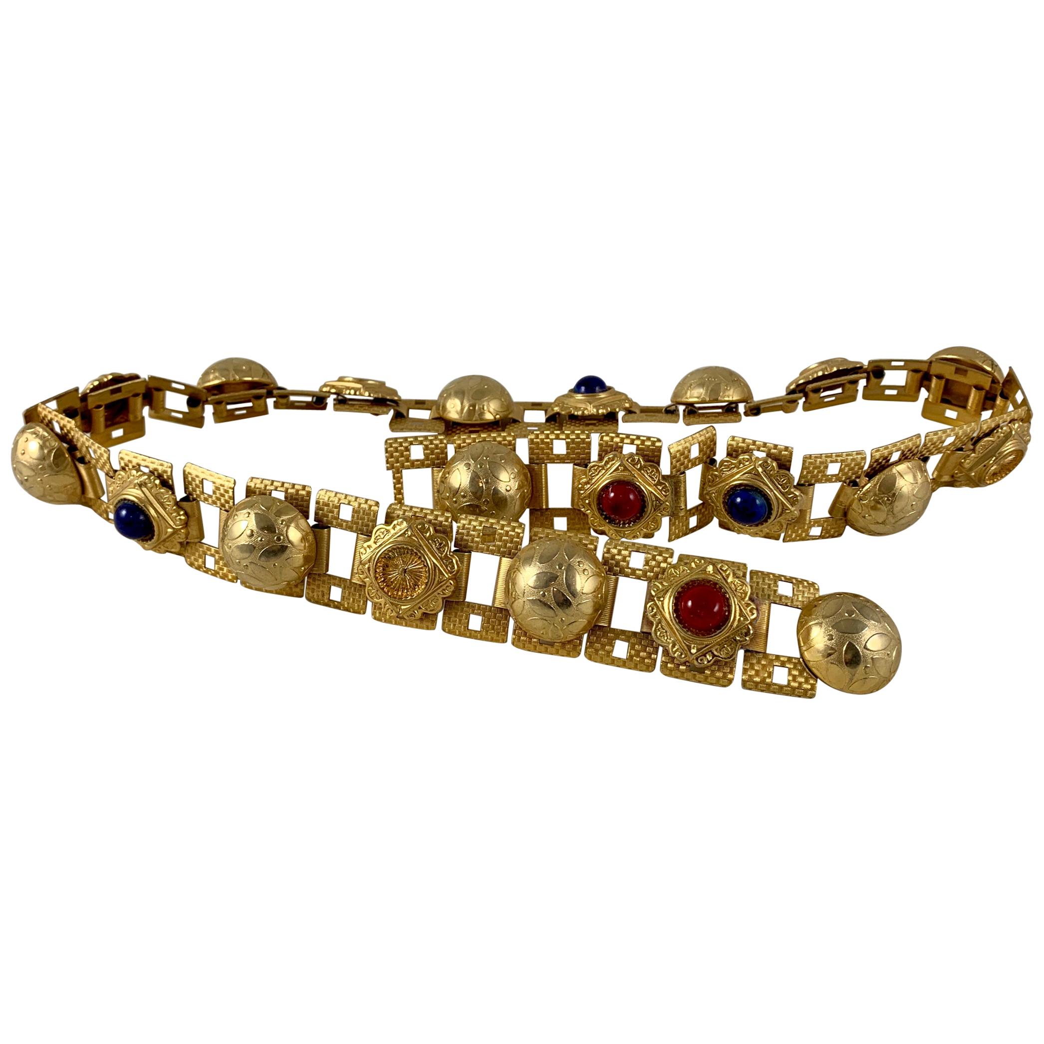 Handgefertigter Gürtel aus goldfarbenem Metall und Bakelit mit Juwelen aus den 1960er Jahren im Angebot