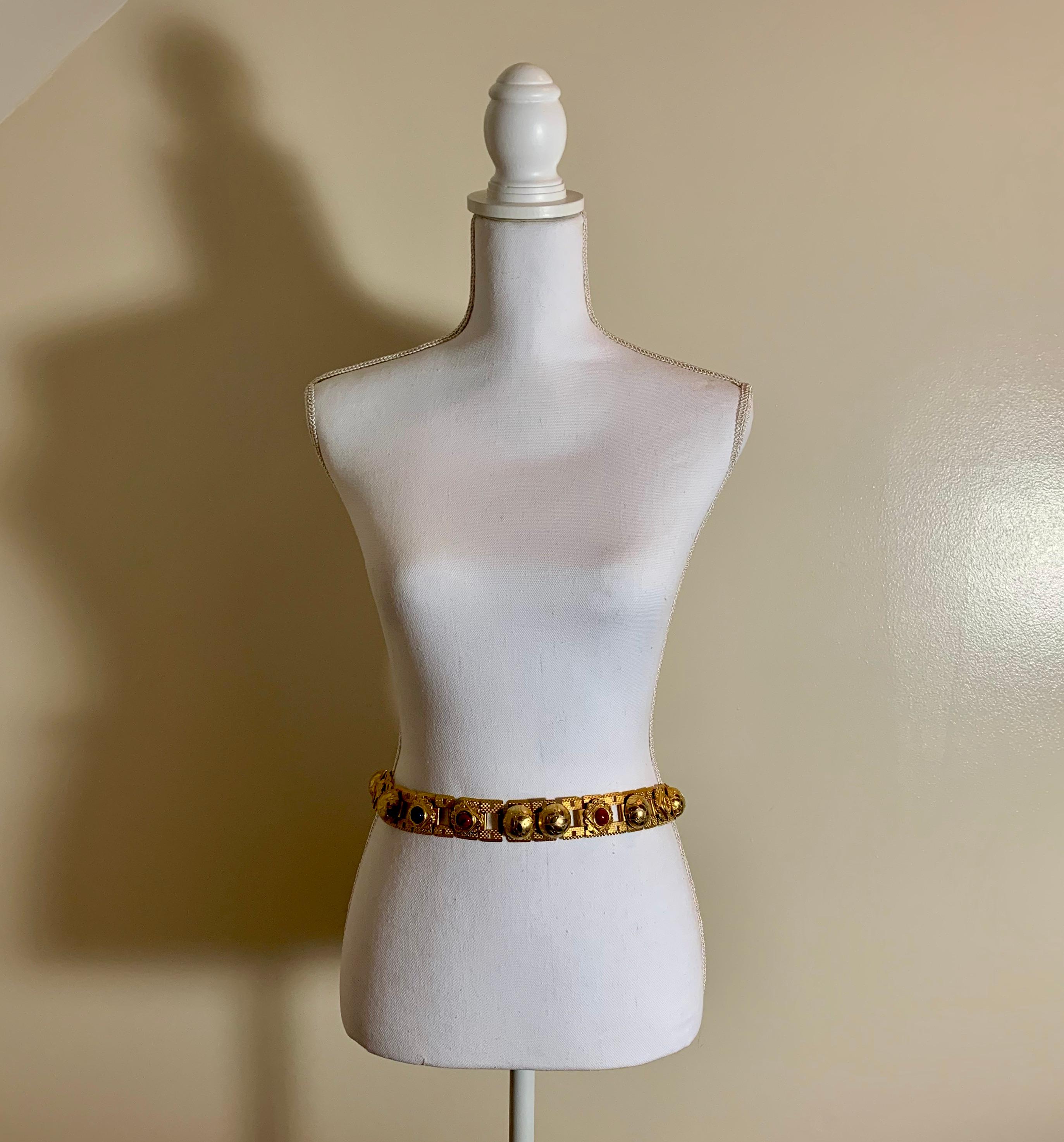 Handgefertigter Gürtel aus goldfarbenem Metall und Bakelit mit Juwelen aus den 1960er Jahren (Moderne der Mitte des Jahrhunderts) im Angebot