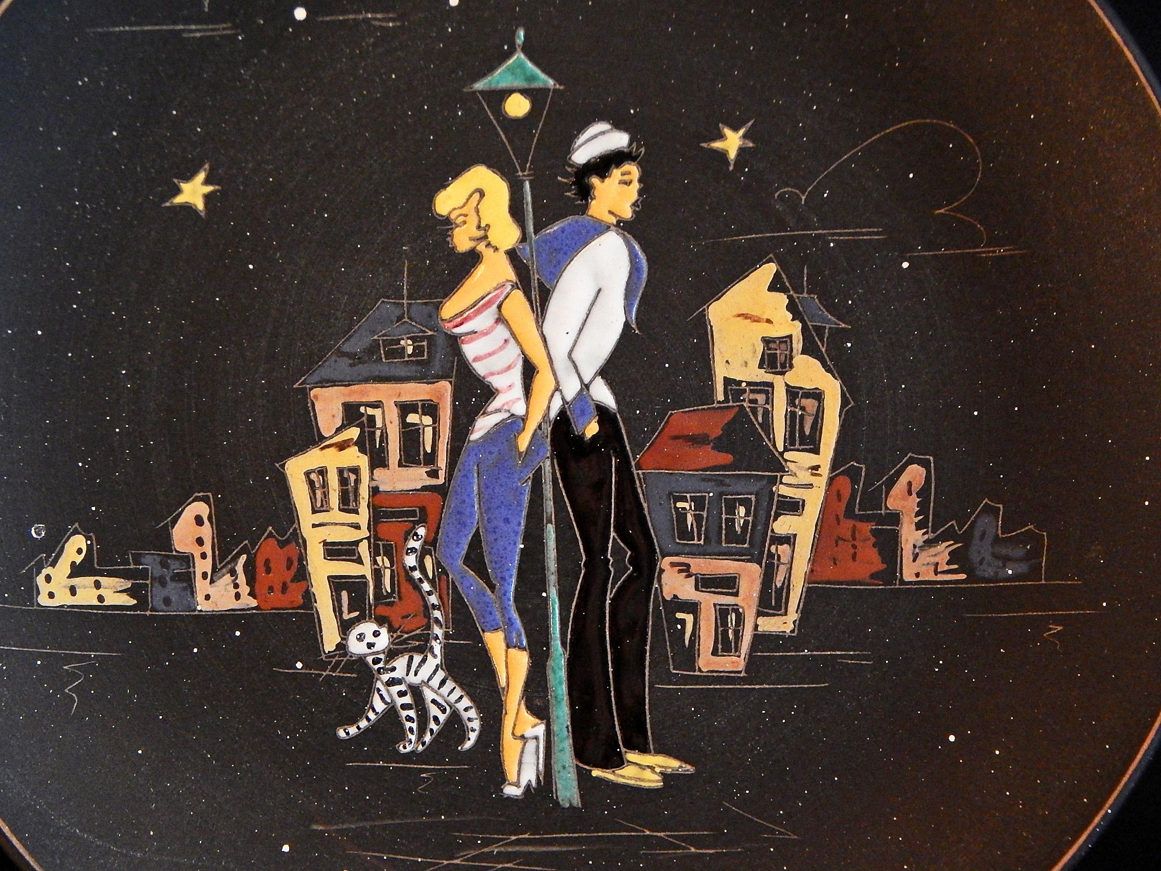 Diese seltene und stimmungsvolle Schale/Platte zeigt einen Laternenpfahl, flankiert von einem Matrosen mit Mütze und Kopftuch und einer blonden Frau in einem engen Pullover und einer modischen Capri-Hose, die auf das Paris der Nachkriegszeit