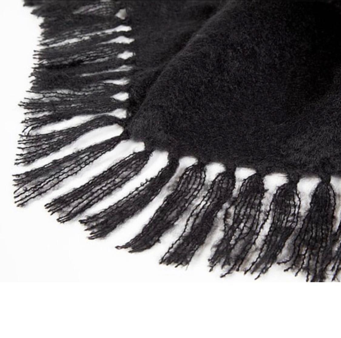 Coperta Paris della nostra collezione Voyage - Parigi  Ennui Home - Coperte e copripiumini Lux.

Tessuto in sontuoso kid mohair. Mano knotte1500d. Mohair tracciabile. Certificato RAF/Fibra Animale Responsabile.

Disponibile in diversi colori: bianco