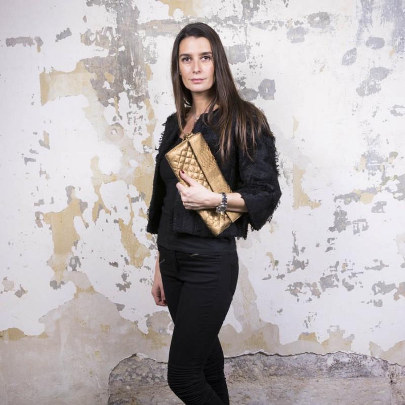 Rare CHANEL Métiers d'art Paris-Bombay clutch bag

Condition: very good
Country of manufacture : Italy
Material : python, molten glass
Color : matt copper gold
Model : evening clutch bag
Collection : Métiers d'art Paris-Bombay
Year : 2012
No