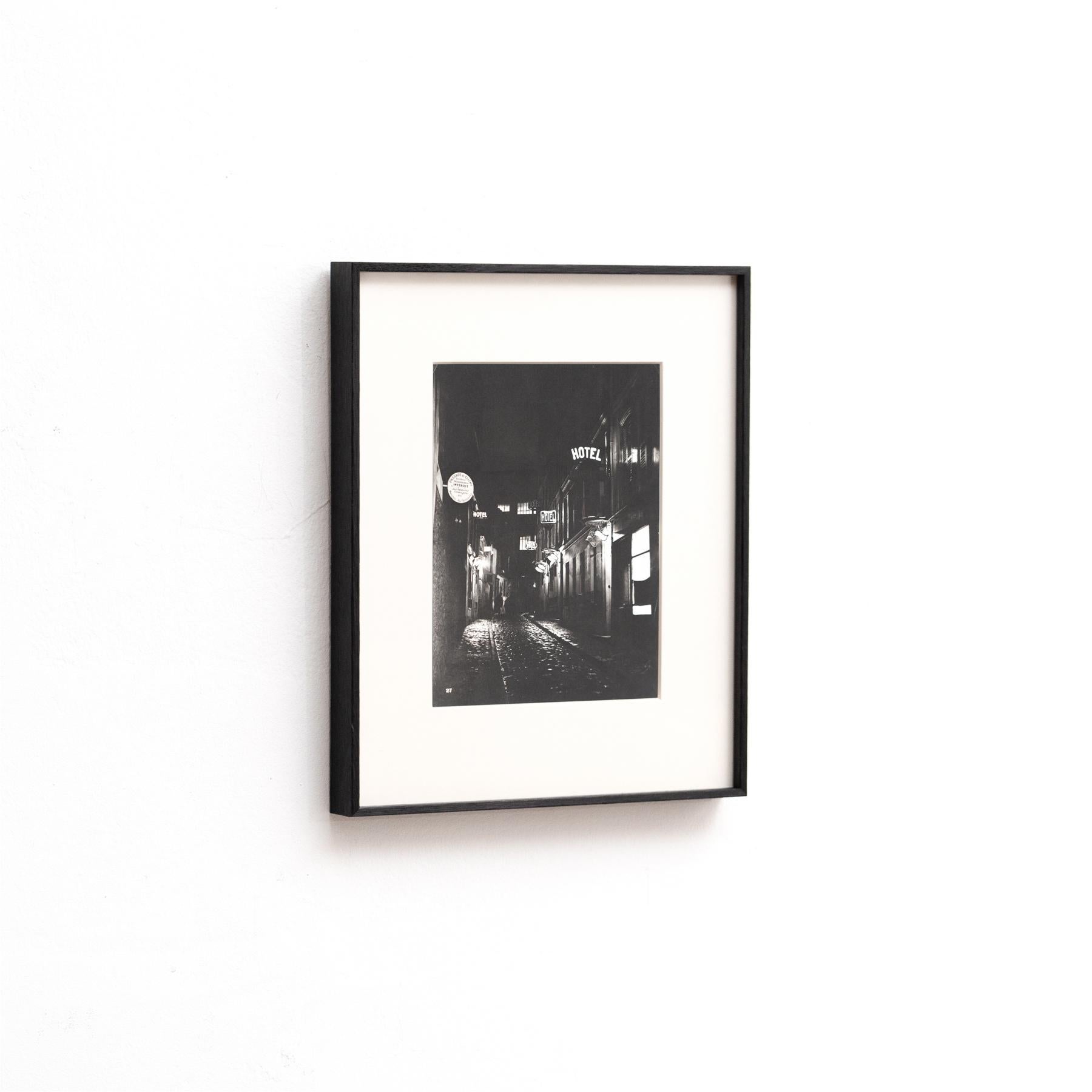 Paris by Night: Brassai's Rare Heliogravure Test Framed Print In Good Condition For Sale In Barcelona, Barcelona