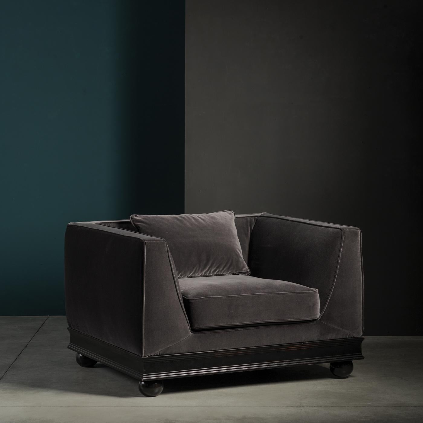 The Paris Chenille Armchair offers a modern take on a traditional design. Its solid wood base boasts a versatile black finish, characterised by classic round feet and contoured detailing. Upholstered in versatile grey chenille fabric with contrast