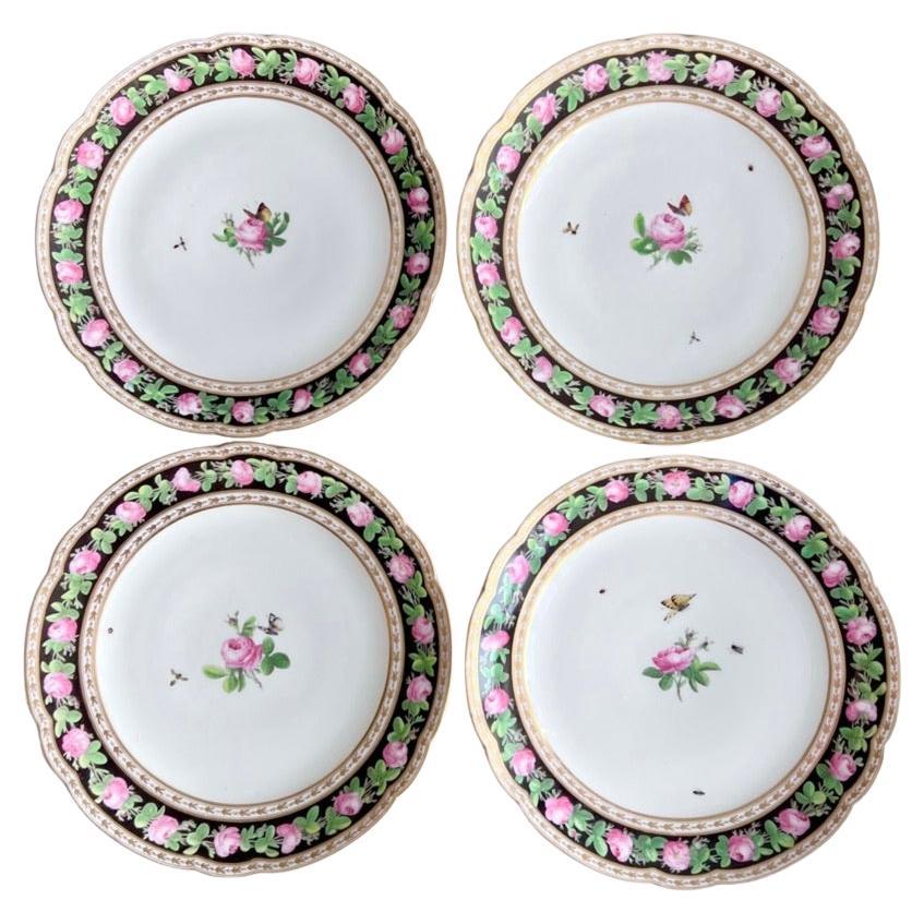 Ensemble de 4 assiettes Paris Clignancourt, noires, roses roses, papillons, 1780-1790