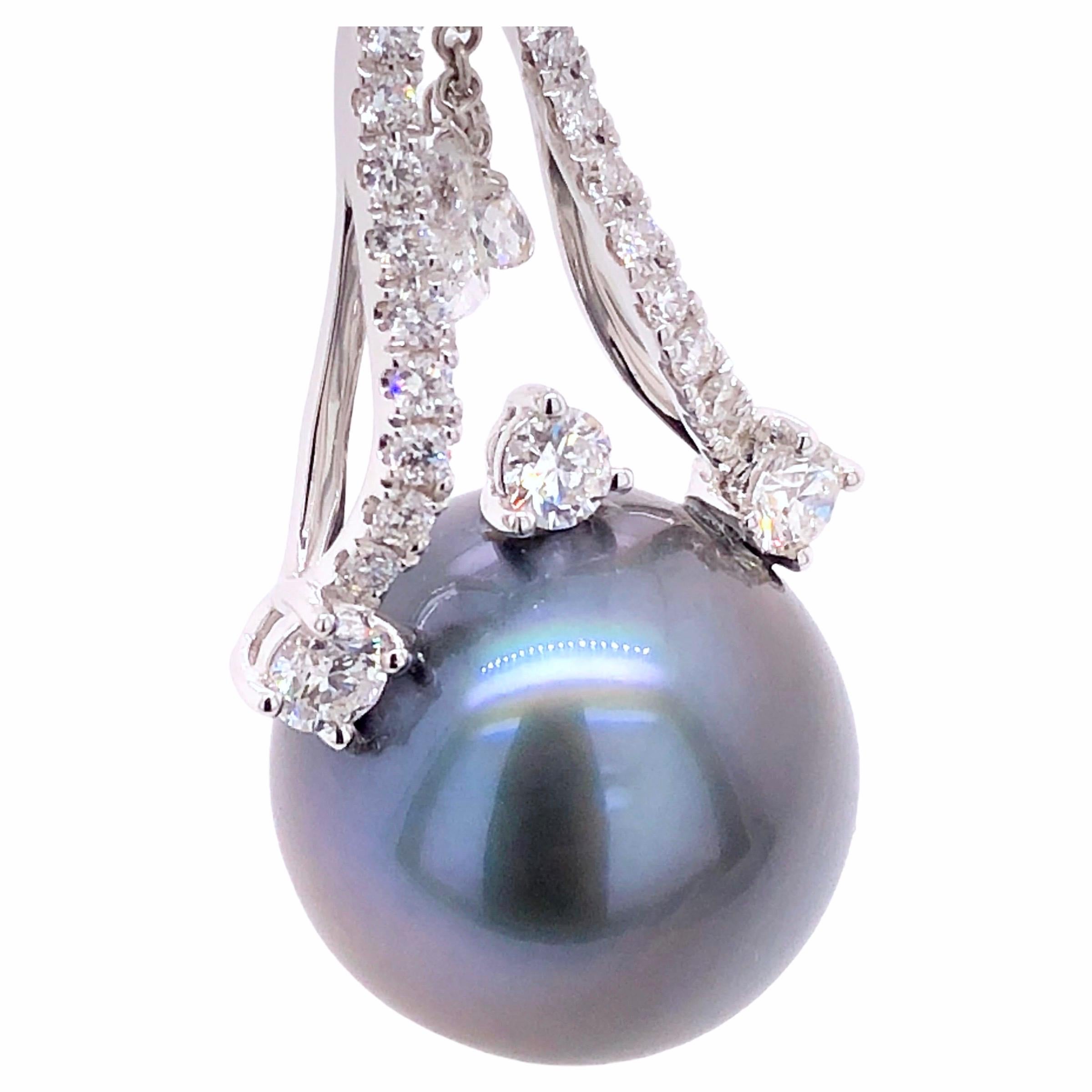 Paris Craft House Tahitian Black Pearl Diamond Pendant in 18 Karat Gold In New Condition For Sale In Hong Kong, HK