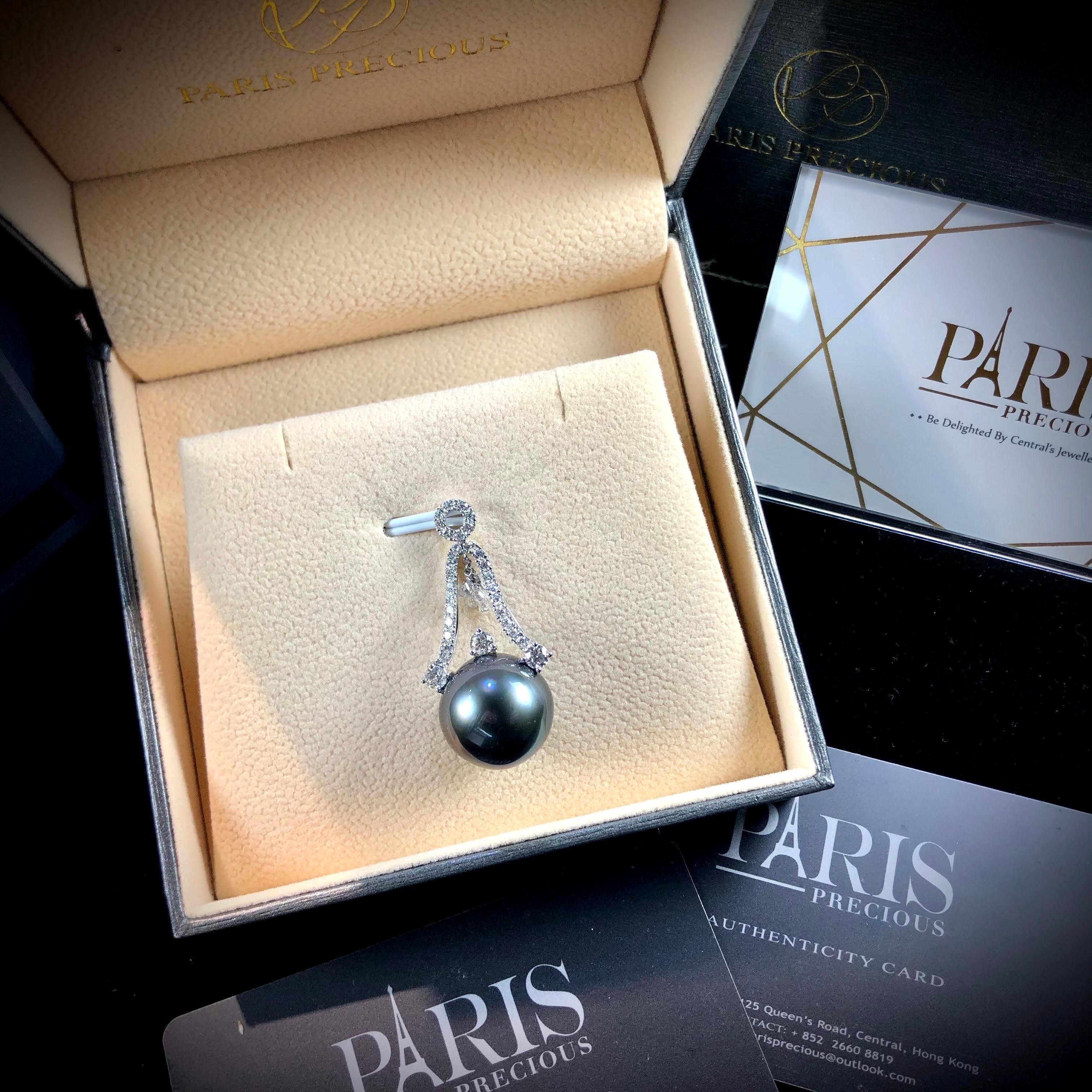Women's or Men's Paris Craft House Tahitian Black Pearl Diamond Pendant in 18 Karat Gold For Sale
