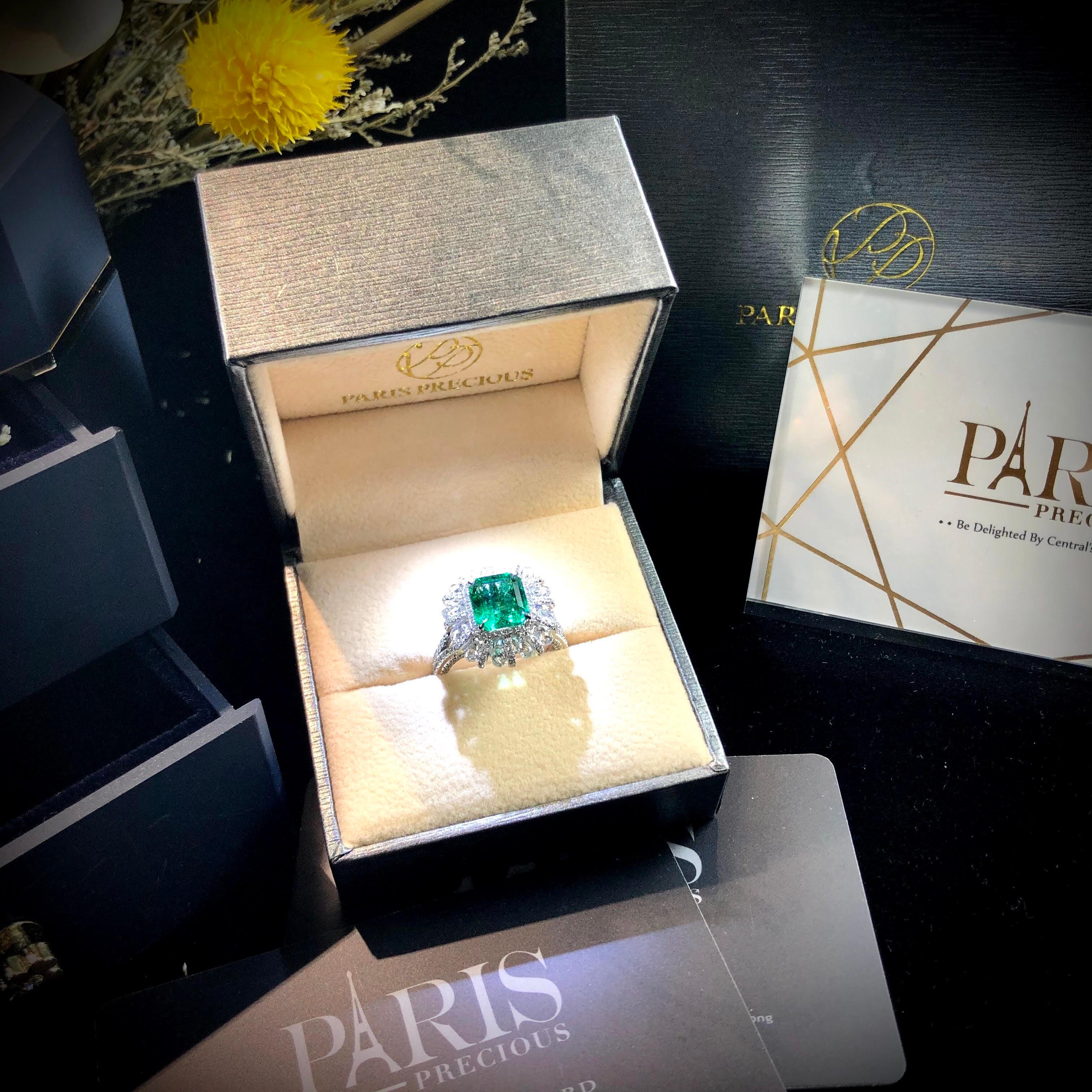 Paris Craft House 2.98 Carat Emerald Diamond Ring in 18 Karat White Gold For Sale 1