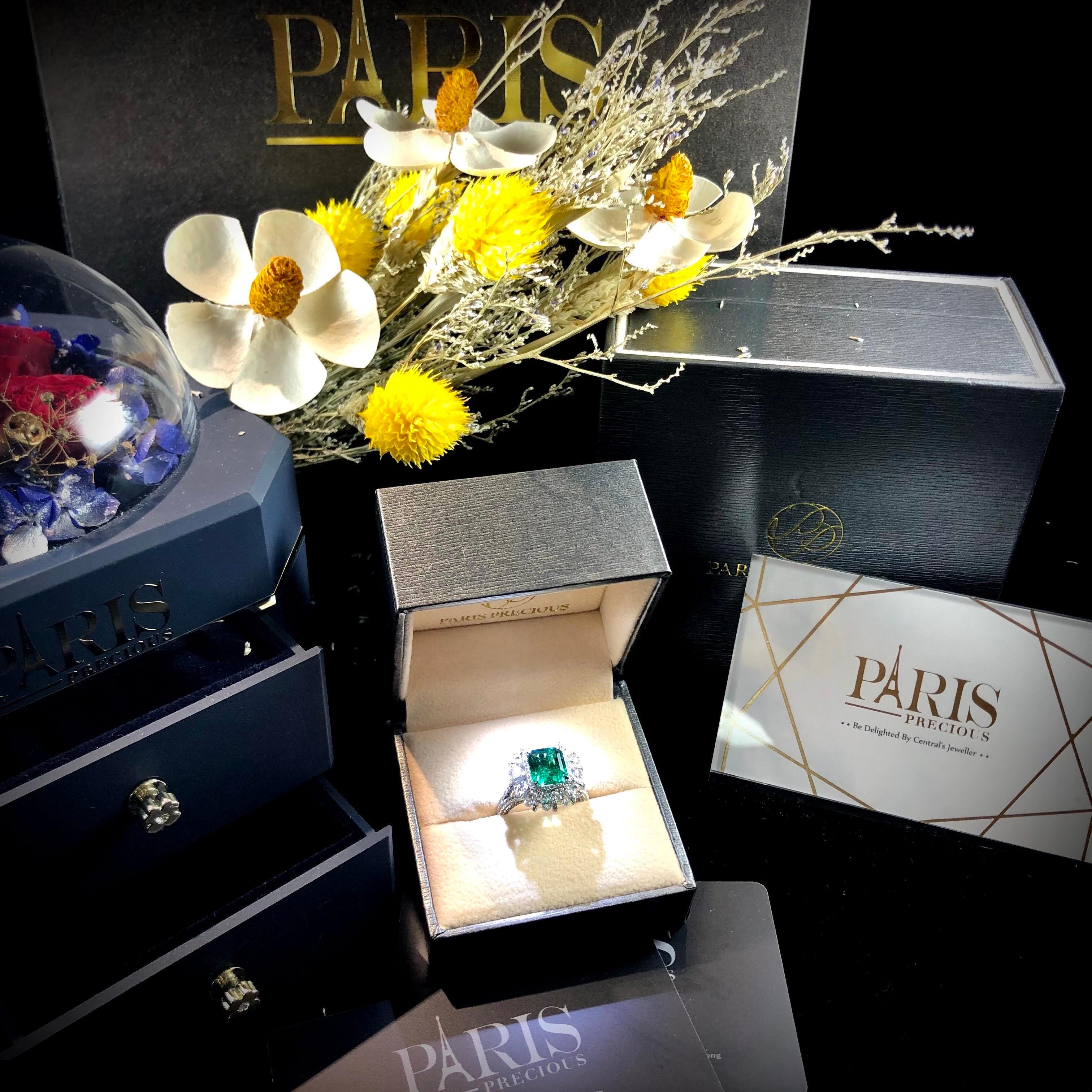 Paris Craft House 2.98 Carat Emerald Diamond Ring in 18 Karat White Gold For Sale 2