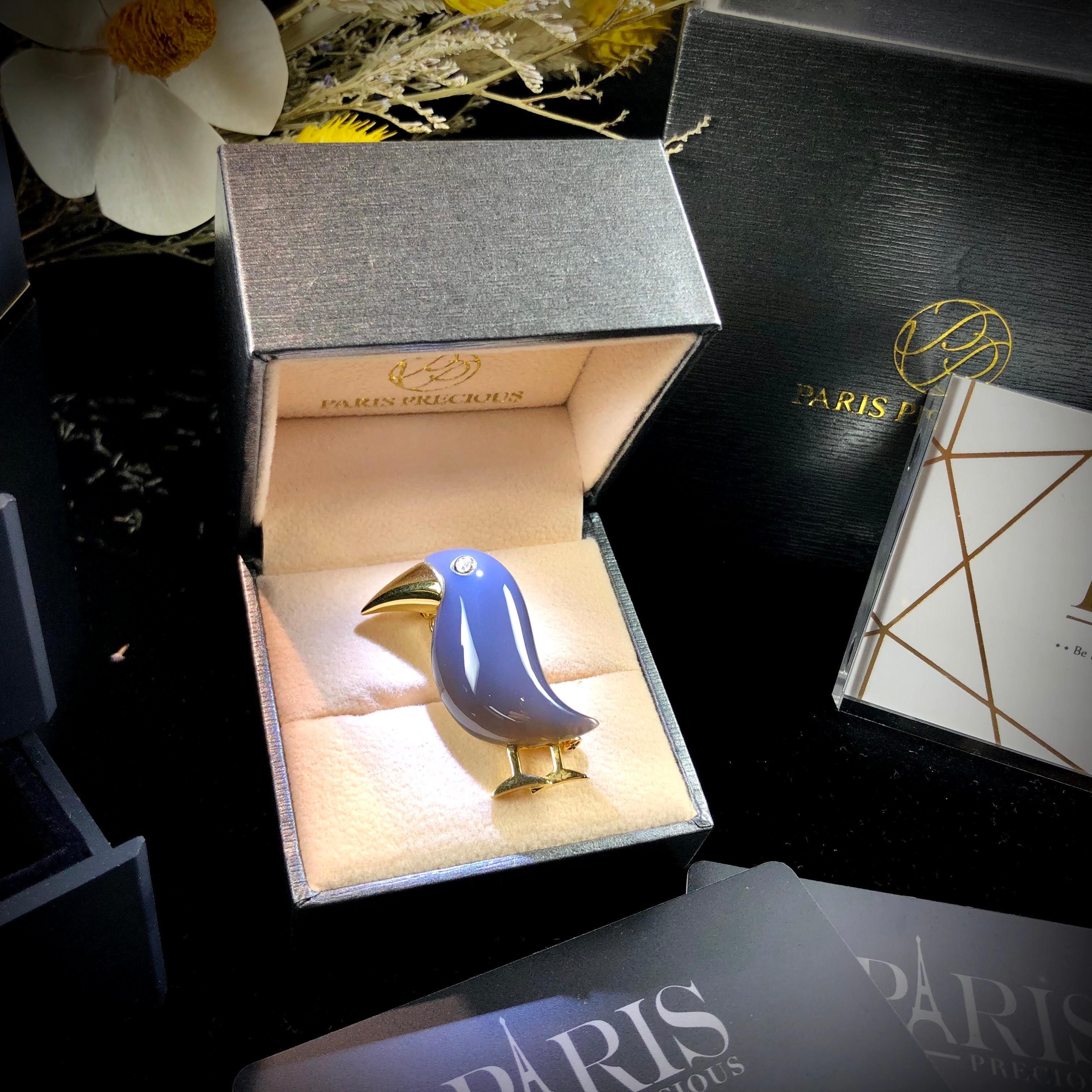 Women's or Men's Paris Craft House Agate Diamond Bird Brooch in 18 Karat Yellow Gold For Sale