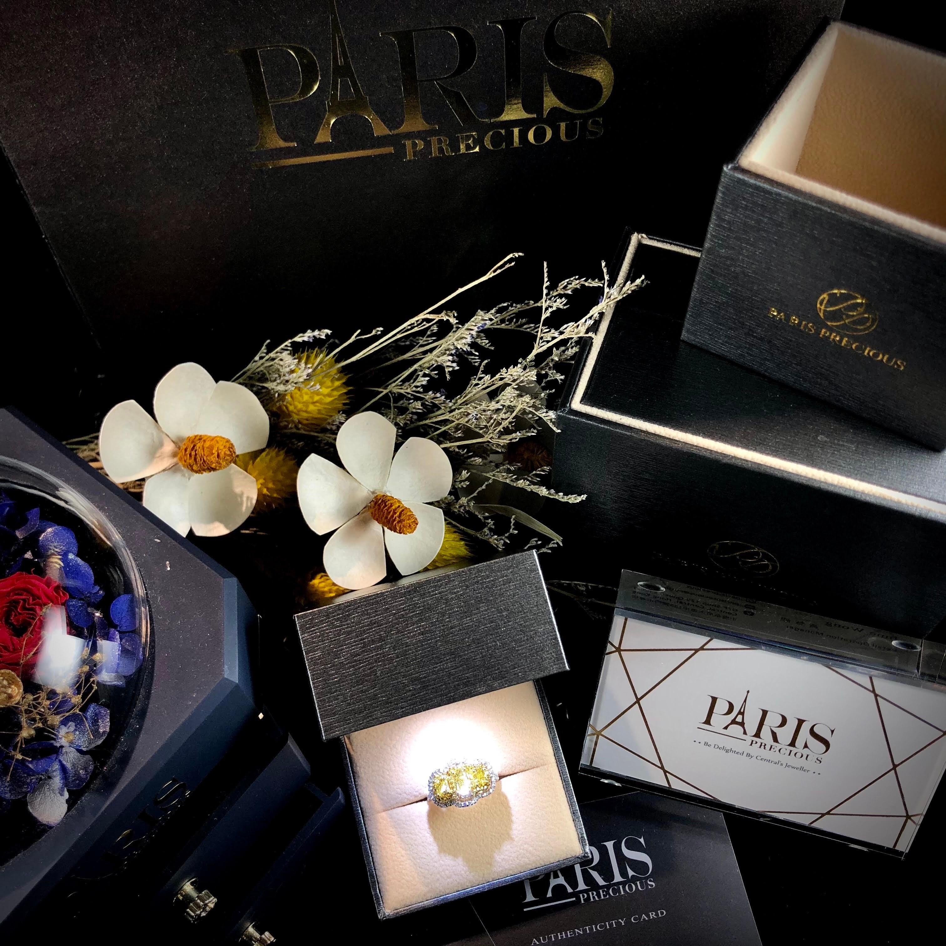 Women's or Men's Paris Craft House Fancy Yellow Diamond Three-Stone Ring in 18 Karat Gold For Sale