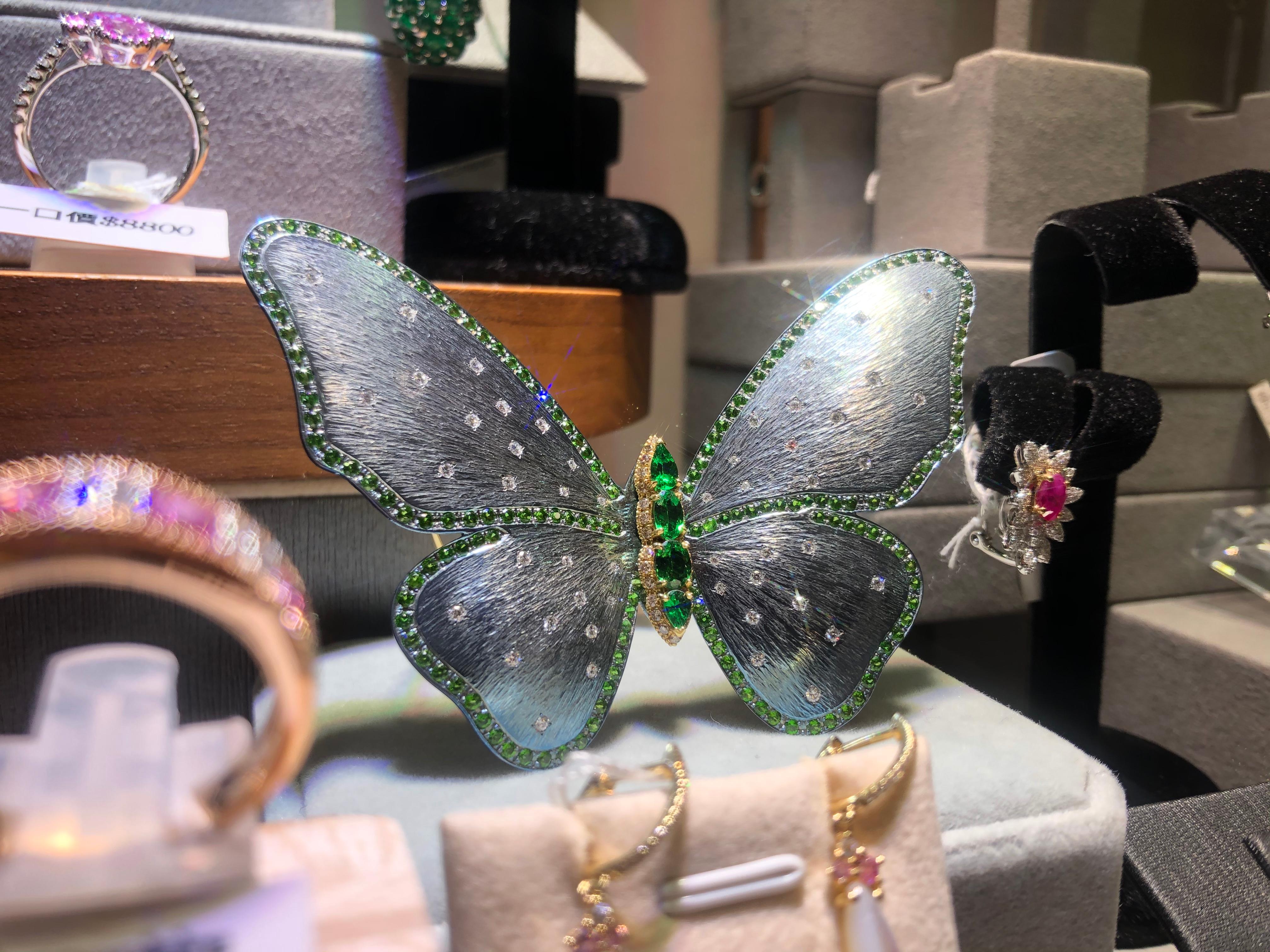 Paris Craft House Tsavorite Diamond Butterfly Brooch Pin in Titanium 18K Gold In New Condition For Sale In Hong Kong, HK