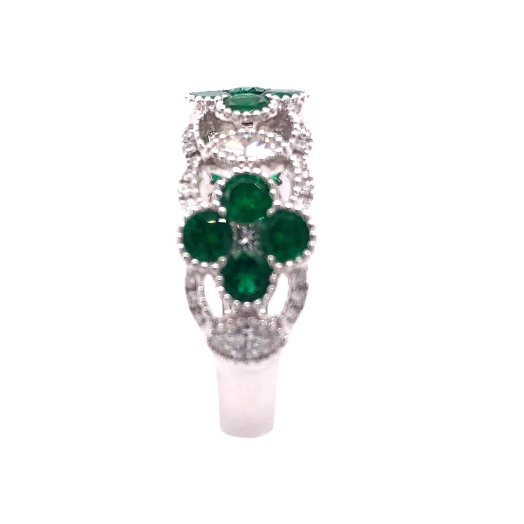 Modern Paris Craft House Vivid Green Emerald Diamond Clover Ring in 18 Karat White Gold For Sale
