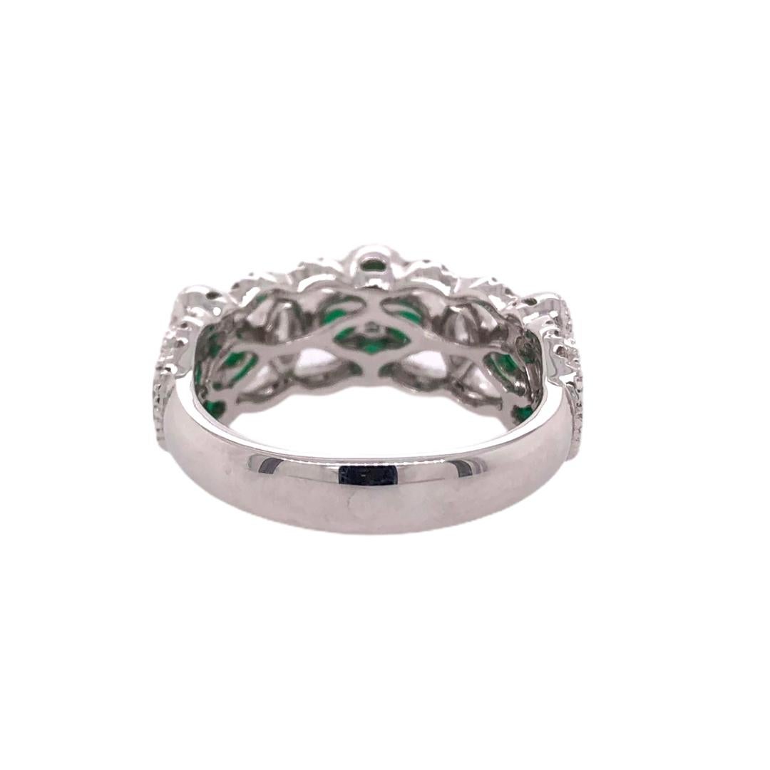 Round Cut Paris Craft House Vivid Green Emerald Diamond Clover Ring in 18 Karat White Gold For Sale
