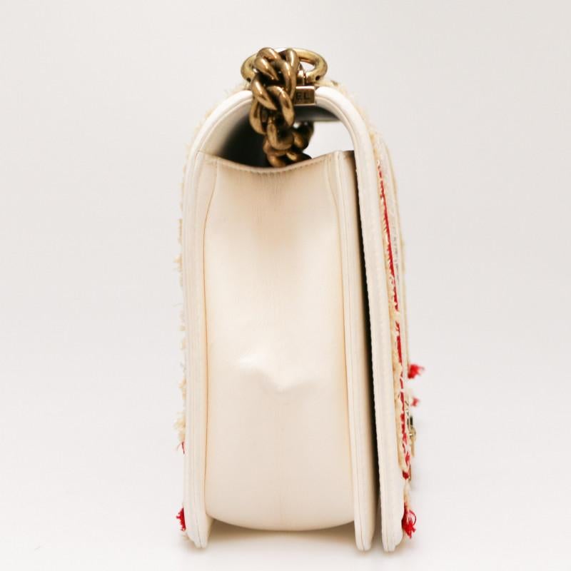 Merveilleux sac Chanel Boy Bag de la collection très spéciale Métiers d'art Paris-Cuba (2016-2017).
Détails : est usé croisé, quelques marques et parties jaunies dues au frottement sur le dos du sac (voir photo).
Il s'agit d'une pièce magnifique et