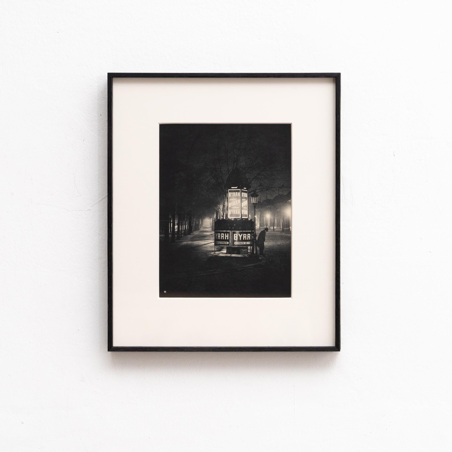 Capturez l'essence du Paris des années 1930 avec cette rare photographie en héliogravure encadrée de Brassai, présentant des scènes envoûtantes de son livre emblématique 