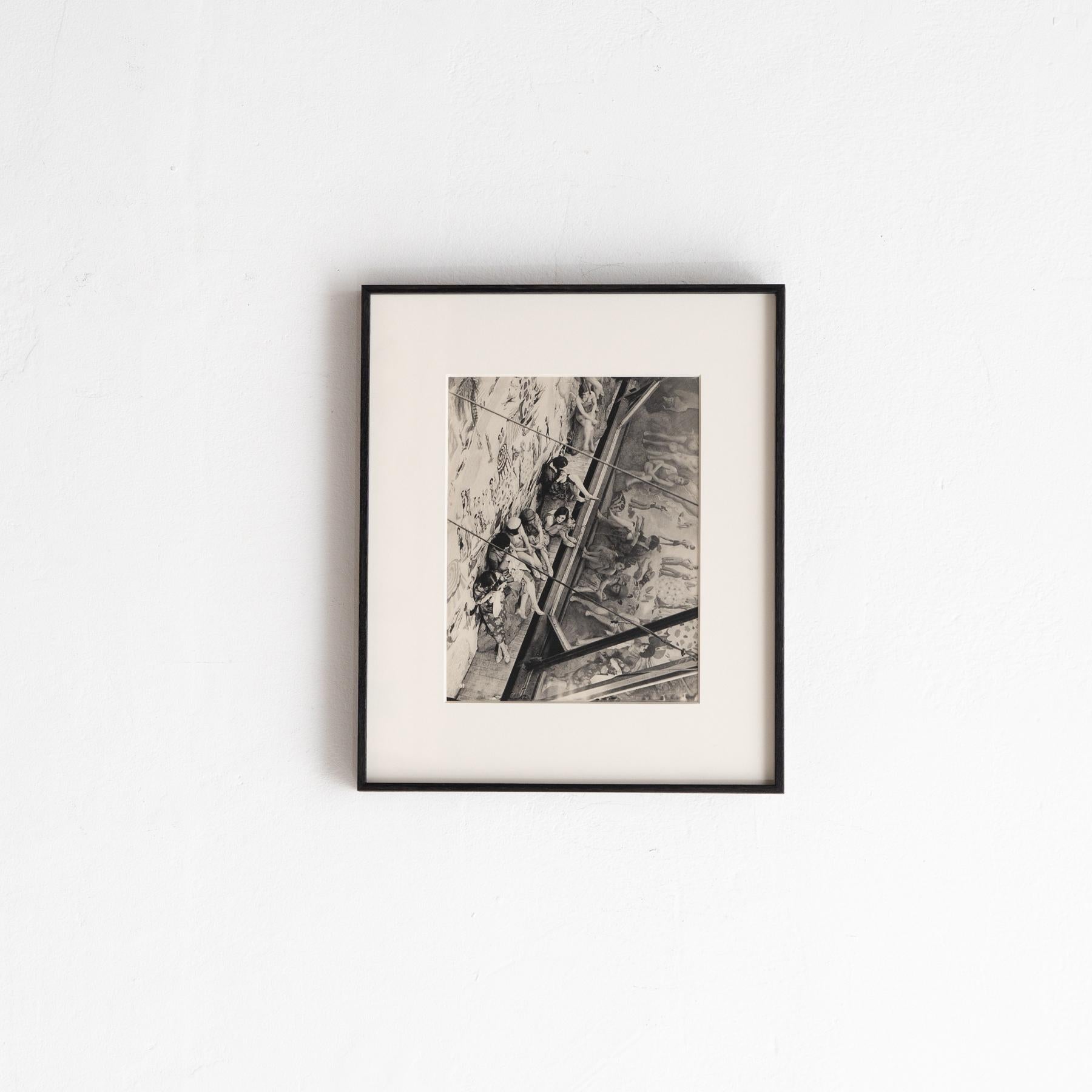 Capturez l'essence du Paris des années 1930 avec cette rare photographie en héliogravure encadrée de Brassai, présentant des scènes envoûtantes de son livre emblématique 